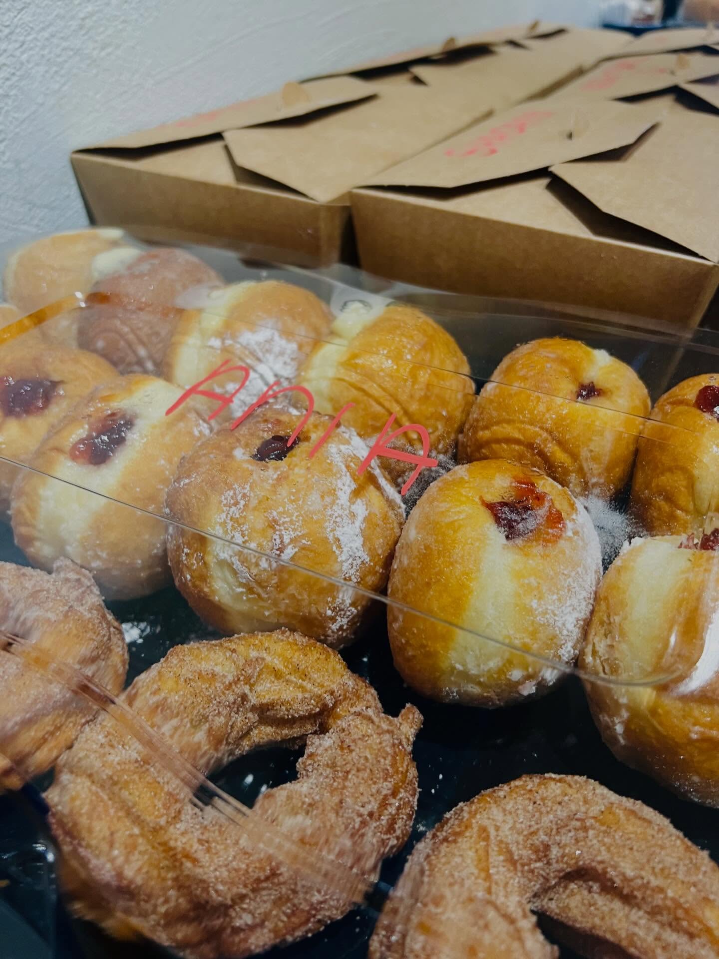 Fat Thursday (Tłusty Czwartek) is a traditional Polish celebration held on the last Thursday before Lent.
It’s the sweetest day of the year in Poland — a time when everyone enjoys delicious doughnuts and treats before the fasting season begins.
And yes… tradition says you should eat at least one for good luck 😉🍩