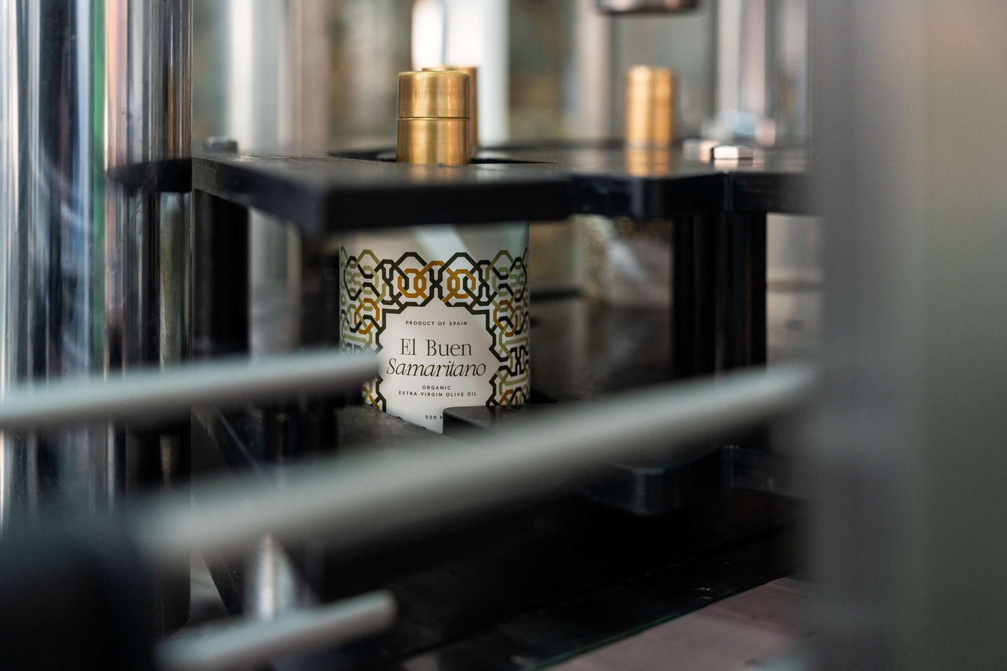 𝗡𝗶𝗲𝘂𝘄𝗲 𝘃𝗼𝗼𝗿𝗿𝗮𝗮𝗱! De afgelopen tijd hebben we foto’s met jullie gedeeld over de oogst en nu is het zover! Diezelfde olijven zijn koud geperst tot onze heerlijke extra vierge olijfolie 💚
We hebben de eerste flessen van de 𝗻𝗶𝗲𝘂𝘄𝗲 𝗼𝗼𝗴𝘀𝘁 ontvangen :
✔️ Vers van de pers
✔️ Fris & fruitig van smaak
✔️ Licht peperige afdronk
✔️ En onze voorraad is weer aangevuld
De nieuwe oogst betekent maximale smaak en kwaliteit. En die staat nu weer bij ons op voorraad in onze kenmerkende, 𝗺𝗲𝗱𝗶𝘁𝗲𝗿𝗿𝗮𝗻𝗲 𝗳𝗹𝗲𝘀𝘀𝗲𝗻 ✨🫒
Wil je ook genieten van deze verse olijfolie? Bestel eenvoudig via onze webshop → link in bio 🔗
#nieuweoogst #extraolijfolie #koudgeperst #olijfolie #mediterraans #versvanpers #gezondgenieten
//
¡𝗡𝘂𝗲𝘃𝗼 𝘀𝘁𝗼𝗰𝗸! Últimamente hemos compartido con vosotros fotos de la cosecha y ¡ya está aquí! Esas mismas aceitunas se han prensado en frío para obtener nuestro delicioso aceite de oliva virgen extra 💚
Hemos recibido las primeras botellas de la 𝗻𝘂𝗲𝘃𝗮 𝗰𝗼𝘀𝗲𝗰𝗵𝗮:
✔️ Recién prensado.
✔️ Sabor fresco y afrutado.
✔️ Ligero regusto picante.
✔️ Y nuestras existencias se han repuesto.
La nueva cosecha es sinónimo de máximo sabor y calidad. Y ahora vuelve a estar disponible en nuestras características 𝗯𝗼𝘁𝗲𝗹𝗹𝗮𝘀 𝗺𝗲𝗱𝗶𝘁𝗲𝗿𝗿á𝗻𝗲𝗮𝘀 ✨🫒
¿Quieres disfrutar también de este aceite de oliva fresco? Haz tu pedido fácilmente a través de nuestra tienda online → enlace en la biografía 🔗
#nuevacosecha #aceitedeoliva #extravirgen #prensadoefrío #aceitedeoliva #mediterráneo #reciénprensado #disfrutarsaludable