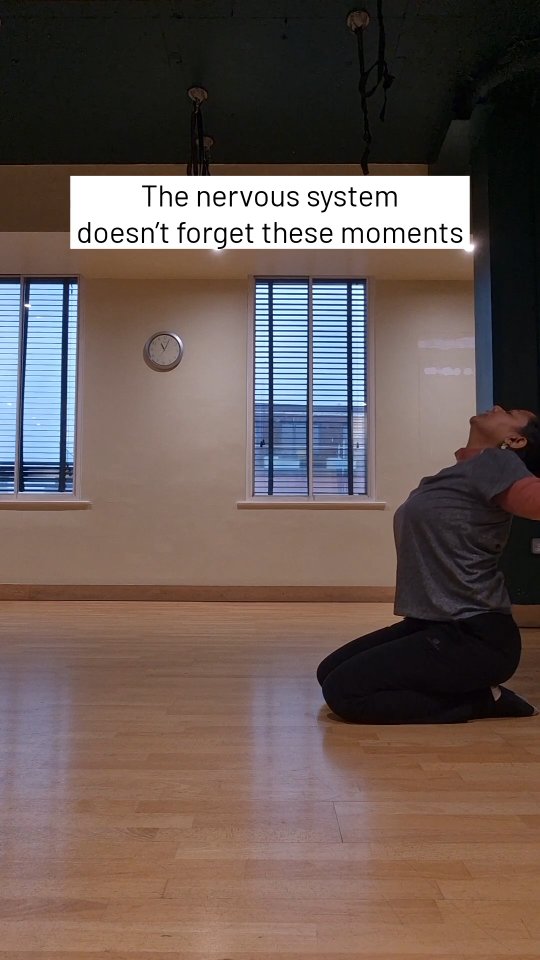 So much of what we carry isn’t trauma in the dramatic sense.
It’s interrupted moments.
The breath you never took.
The emotion you swallowed.
The reaction you didn’t feel safe to express.
The nervous system doesn’t forget these moments.
It holds them, waiting for completion.
This is why gentle spinal movement matters.
Why scooping, arching, and releasing the chest can feel emotional.
Why the body sometimes sighs before the mind understands.
Movement gives the nervous system a second chance.
To finish what it couldn’t then.
To complete the cycle now.
This is how stress leaves the body without force.
This is how regulation becomes felt, not forced.
This is the work we do inside Move to Thrive.
In weekly online sessions.
In creative workshops.
And deeply inside my 5 week Burnout Recovery program.
If your body feels like it’s been holding unfinished stories, you’re not broken.
Something is simply ready to move. 🌿
#MovetoThrive
#nervoussystemcare #somatichealing #mindfulmovement #burnoutrecovery