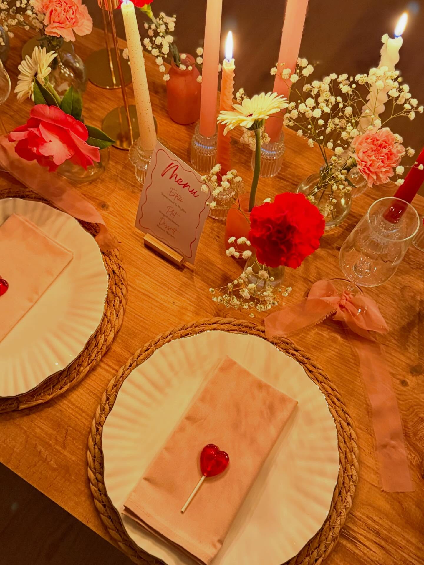 L’Amour, l’Amour, l’Amour ♥️
Quoi qu’on en pense, la Saint-Valentin c’est l’occasion de prendre un petit moment à deux, de couper du quotidien et de se préparer une jolie soirée à 2 ✨
#decoratriceevenementielle #jalmaevent #saintvalentin #valentinesday #decoration