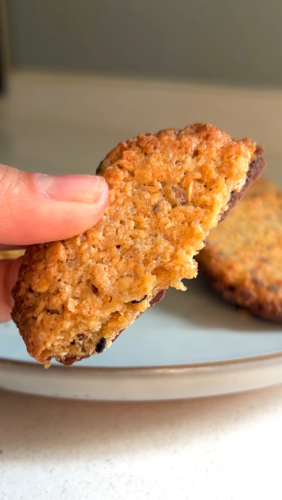 Galletas de avena y chocolate
.
Para 8 galletones necesitas:
⭐️ 50 gr de mantequilla o 1/2 taza aprox
⭐️ 3/4 taza de azúcar
⭐️ 1 taza de avena
⭐️ 1 cucharada de harina
⭐️ 1 cucharada de mantequilla
⭐️ 1 huevo
⭐️ 1 cucharadita de esencia de vainilla
.
🔜 Derretir en una olla la mantequilla con el azúcar. Una vez derretido sacar del fuego y agregar la avena, harina, huevo y esencia de vainilla. Mezclar bien hasta homogeneizar y llevar a una lámina de silicona, dejando espacio entre galletas porque se expanden al hornear. Cocinar a 180 grados por 8-10 minutos o hasta que se vean doradas. Cuando las saques es MUY IMPORTANTE DEJAR ENFRIAR antes de sacarlas de la lámina de silicona. Opcionalmente puedes derretir chocolate y agregar en la base de cada galleta llevando al refrigerador unos 10 minutos y listo ❤️🔥 quedan maravillosas! 🤩.
.
#galletas #avena #oatcookies #recetafácil #recetadulce