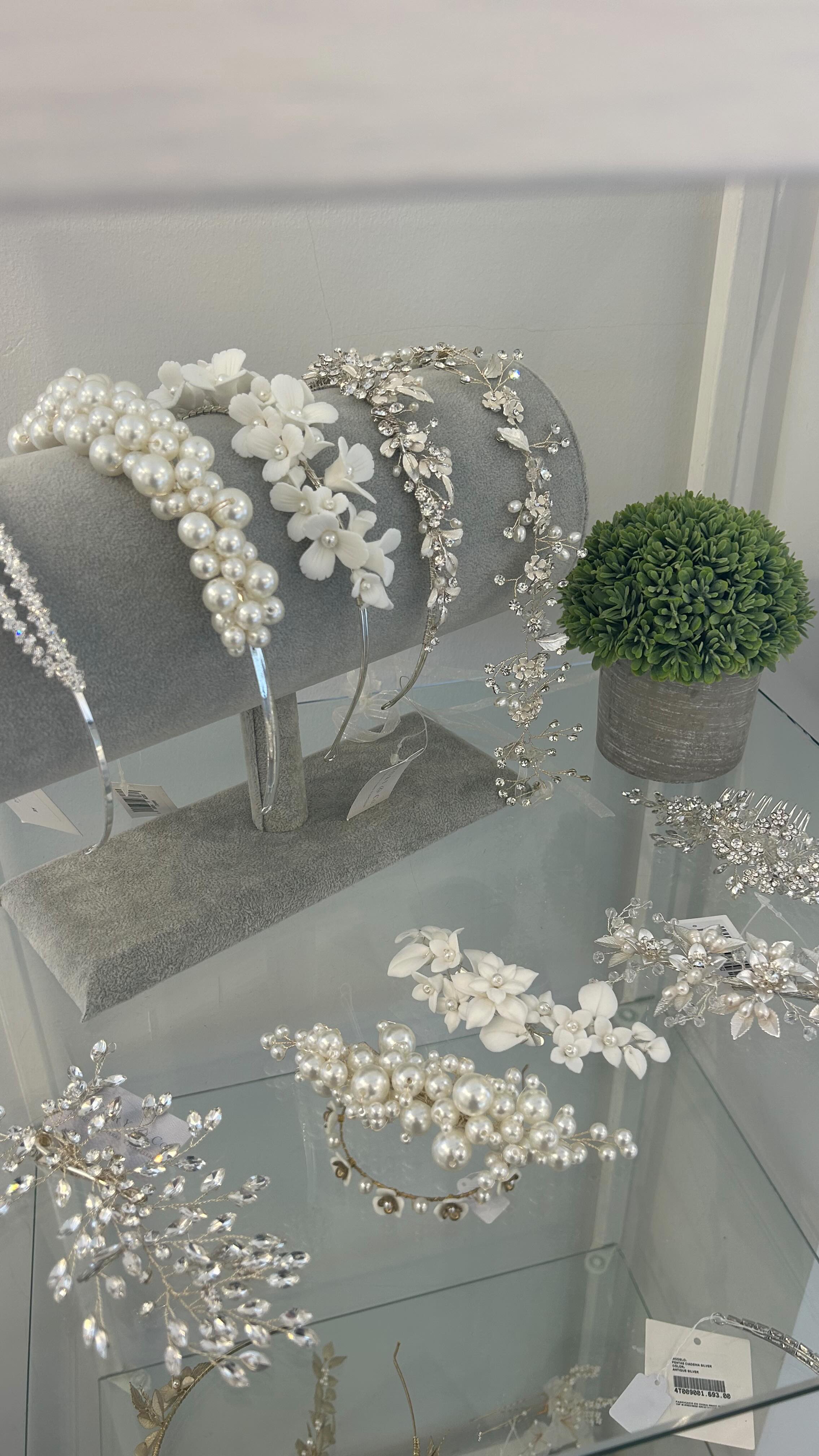 Brides, your accessories definitely complete your bridal look. Whether it’s veils, belts, jewellery or head pieces, we have got you covered 🩵xx
@ivoryandco @tulleandflobridal