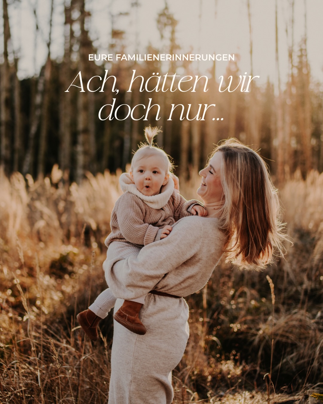 „Ach, hätten wir doch nur…“
Ein Satz, den man oft erst viel später sagt.
Wenn die kleinen Füße längst größer geworden sind.
Wenn aus spontanen Umarmungen langsam eigene Wege werden. Wenn man merkt, wie schnell diese Phase eigentlich vergangen ist.
Im Alltag denken wir selten daran, wie wertvoll genau diese Momente sind.
Das gemeinsame Lachen.
Die kleinen Gesten.
Das ganz normale Familienchaos voller Nähe.
Doch genau das sind die Erinnerungen, die wir irgendwann vermissen. Ein professionelles Fotoshooting ist nicht nur ein Termin im Kalender. Es ist eine bewusste Entscheidung, diese Zeit festzuhalten, so wie sie jetzt ist.
Echt. Unperfekt. Voller Liebe.
Damit aus einem „Hätten wir doch nur…“
ein „Ich bin so froh, dass wir das gemacht haben“
wird. 🤍
