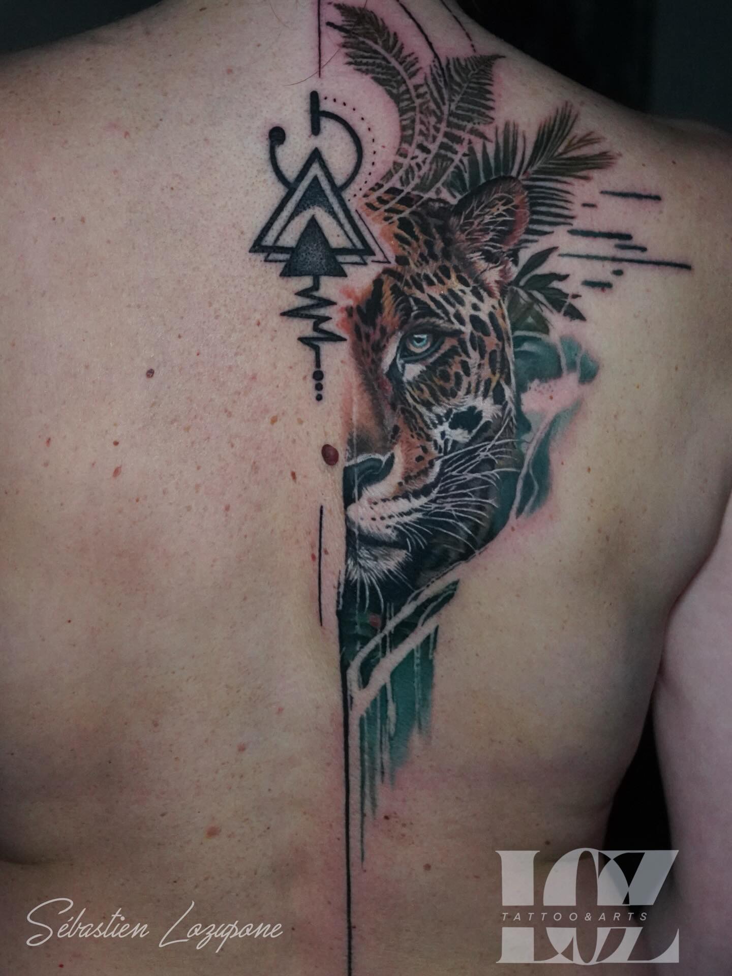 Projet d’amélioration d’un petit Tattoo géométrique au milieu du dos. Je devais juste rajouter quelques petits trucs autour. Mais finalement ça a fini sur un portrait de léopard 😅. Bon je me suis vraiment régalé encore une fois. Encore de la couleur s’il vous plaît 😁
Un projet? Contactez moi 😉
👇
💻 https://www.loz-tattoo.com/
☎️ : 0602536626
#tattoo #sébastienlozupone #tatouage #inktattoo #leopardtattoo