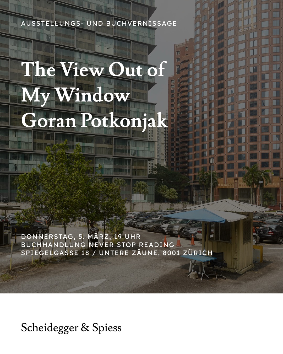 Ausstellungsvernissage & Buchpräsentation bei Never Stop Reading!
📅 Donnerstag, 5. März
🕖 19 Uhr
📍 Spiegelgasse 18 / Untere Zäune, 8001 Zürich
Goran Potkonjak, 1968 in Kroatien geboren, war 1991 auf dem Weg nach Amsterdam oder Irland, konnte sich aber nicht entscheiden und blieb deshalb in der Schweiz. Vor seiner Abreise aus Kroatien studierte er Chemie, Geologie und Paläontologie an der Universität Zagreb, gab das Studium jedoch zugunsten der Fotografie auf, die er ab seinem 18. Lebensjahr ernsthaft verfolgte. Er behauptet, Licht habe eine Stimme, und manchmal könne er es flüstern hören. Wenn er durch Städte streift oder in seinem Atelier arbeitet, fühlt es sich an, als folge er einem unsichtbaren Dirigenten, der ihm die perfekte Komposition ins Ohr flüstert. Zudem besitzt er eine Kamera, die er «das geheimnisvolle Biest» nennt, weil sie anscheinend von selbst Fotos macht, wenn er nicht hinsieht.
Diese erfrischende Selbstcharaktieriserung findet sich auf Goran Potkonjaks Homepage, zusammen mit einer Übersicht seiner vielen Arbeiten und Projekte. Sein jüngstes Werk ist das grossformatige Fotobuch «The View Out of My Window». Es ist (auch) das Ergebnis einer fotografischen Spurensuche: In 215 Aufnahmen – rund zwanzig aus jeder von ihm besuchten asiatischen Stadt, sprich aus Bangkok, Busan, Guangzhou, Hongkong, Kuala Lumpur, Seoul, Shenzhen, Singapur, Taipeh und Tokio – wird auf faszinierende Weise die Essenz unserer urbanen Gegenwart deutlich: Megastädte leben von Widersprüchen, in denen unerschöpfliche Energie sich oft mit überraschender Stille abwechselt. Ein Gleichgewicht, das in diesen Bildern eindrücklich zu erleben ist.
Einen smarten Twist erfährt die Arbeit durch die jeweils zwei verschiedenen Standpunkte, die Potkonjak gewählt hat: Zum einen fotografierte er auf der Höhe der oberen Stockwerke von Wolkenkratzern, zum anderen auf Strassenniveau. So kamen vielschichtige, präzise Blicke auf diese pulsierenden Metropolen zustande.
Eine Veranstaltung des Verlags Scheidegger & Spiess und Never Stop Reading, anschliessend Buchverkauf und Apero. Der Eintritt ist gratis.
@goranpotkonjak68 @neverstopreading_zh
#zürichevent #buchvernissage #fotoausstellung