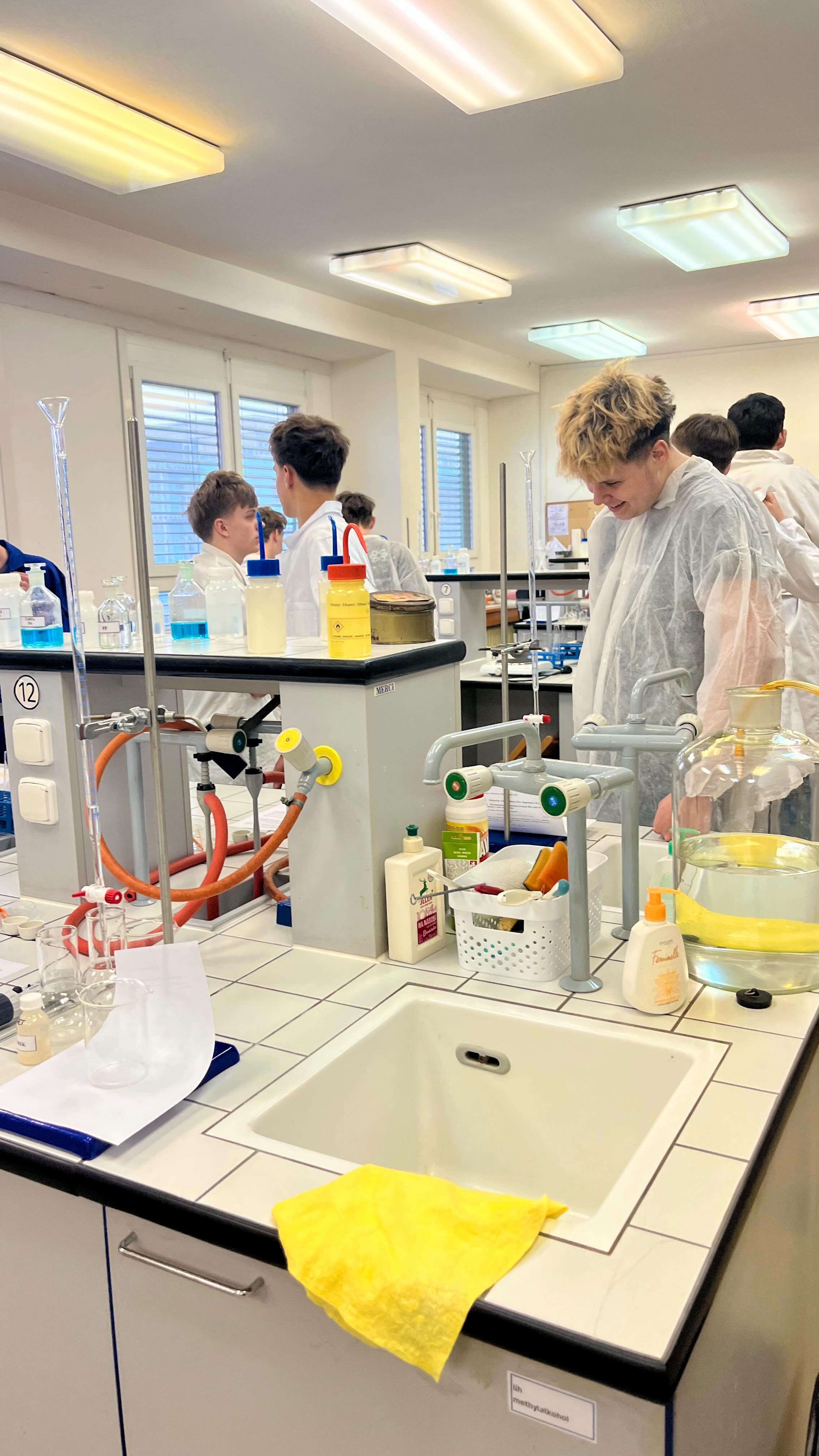 Studenti třídy EL1 měli jedinečnou příležitost navštívit Vysokou školu báňskou – Technickou univerzitu Ostrava, Katedru chemie a fyzikálně-chemických procesů a na vlastní kůži si vyzkoušet, jaké je to být alespoň na jeden den vysokoškolským studentem!
V chemických laboratořích si žáci prakticky vyzkoušeli titraci při kvantitativním stanovení kyseliny octové v octu a také zjišťování přítomnosti bílkovin a sacharidů v potravinách. Nechyběla ani práce v laboratořích fyzikální chemie, kde se seznámili s měřením tepelné vodivosti a prohlédli si řadu dalších přístrojů.
Velký ohlas měla také odborná přednáška vedená prof. Ing. Bedřichem Smetanou, Ph.D. v Laboratoři Termické analýzy a kalorimetrie zaměřená na metody ukládání vodíku, která žákům přiblížila aktuální výzkum i jeho význam pro budoucnost a běžný život. Celá návštěva studenty velmi nadchla – mnozí odjížděli unešení z toho, že si mohli vyzkoušet práci v moderních laboratořích a lépe pochopit, jak vypadá práce vědců na univerzitách a jak přínosná může být věda pro společnost.👨🏼🔬