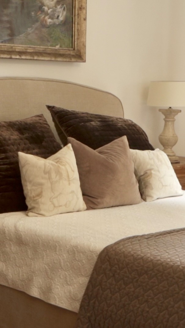 Soft layers, neutral calm colours, quiet luxury - a bedroom that actually lets you exhale.
Relaxed classical details and modern comfort; a bedroom that feels like a little country retreat at home with.
I loved designing this bedroom using the clients furniture and adding new tactile touches of rugs, upholstery and draperies to renew the space and add a fresh touch to familiarity.
.
.
.
.
#InteriorArchitecture #BedroomDesign #CountryHouseStyle #HeritageHomes #TimelessInteriors #FarmhouseRenovation #QuietLuxury #InteriorTransformation #HeidelbergDesign #CustomInteriors #JannetButzinger
warm light - a gentle Landhaus rhythm for everyday slow living.