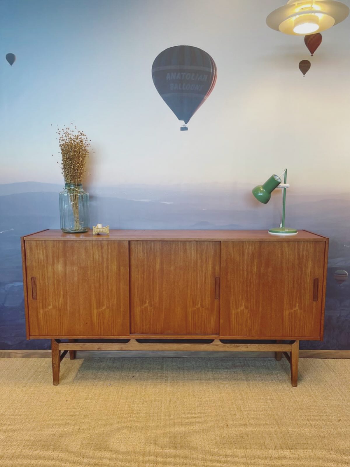 Très belle enfilade danoise en teck disponible en ligne!
#mobilier #mobiliervintage #décorationintérieure #danishfurniture #enfilade