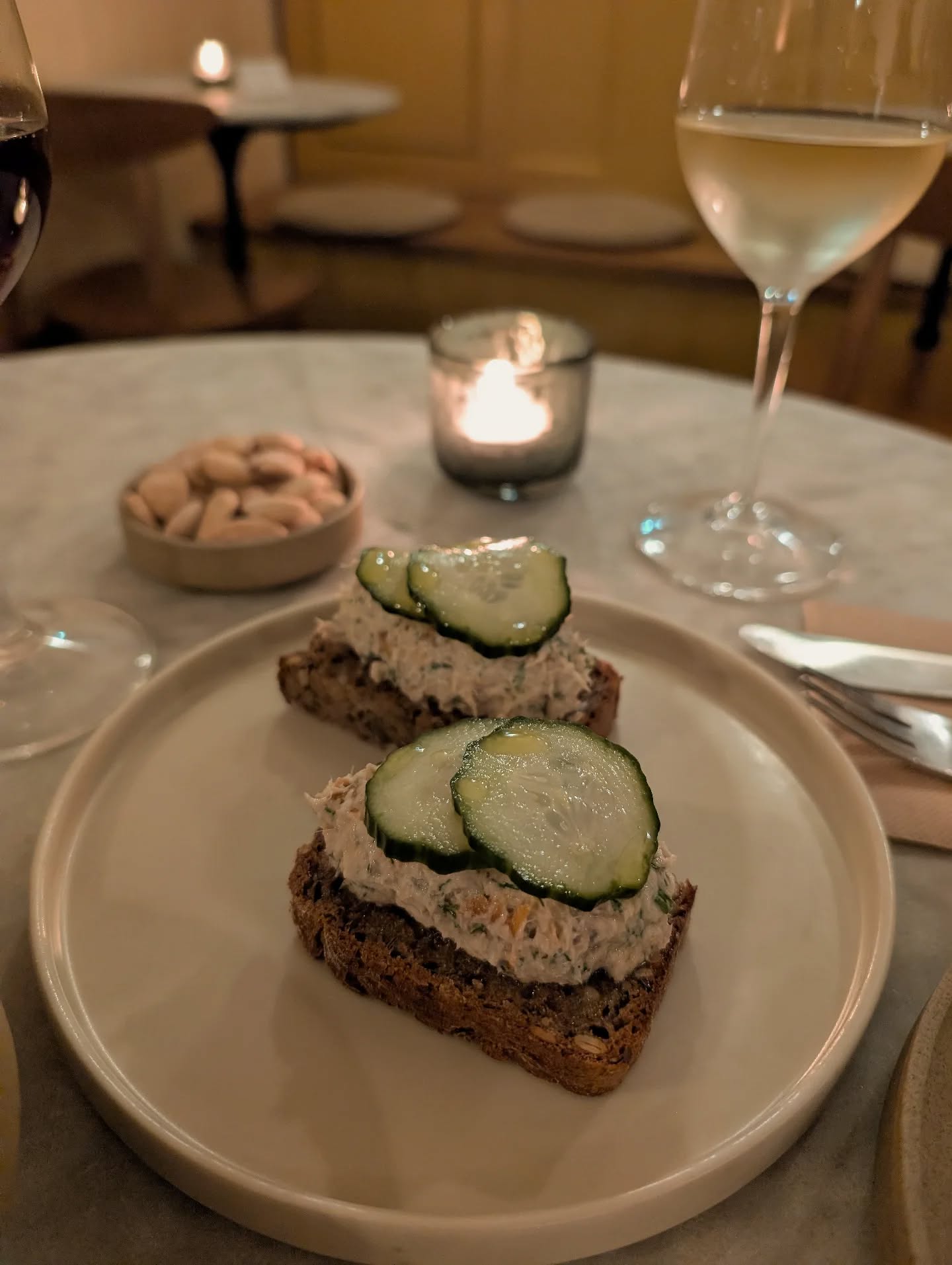 Friday night drinks and snacks... 🥂✨
It's nearly the end of the week and that means Friday night wine (or beer or negroni) and snack time.
Snacks served 5 - 8
And we are now open until 9pm, so plenty of time to enjoy the evening. 🍷🍸
@visitarundel @discover_sussex @sussexstories @sussexbytheseaarun @sussexexclusive @experiencesussex
#juniperarundel #fridaynightsnacks #cafeandbararundel #fridaymotivation #visitarundel