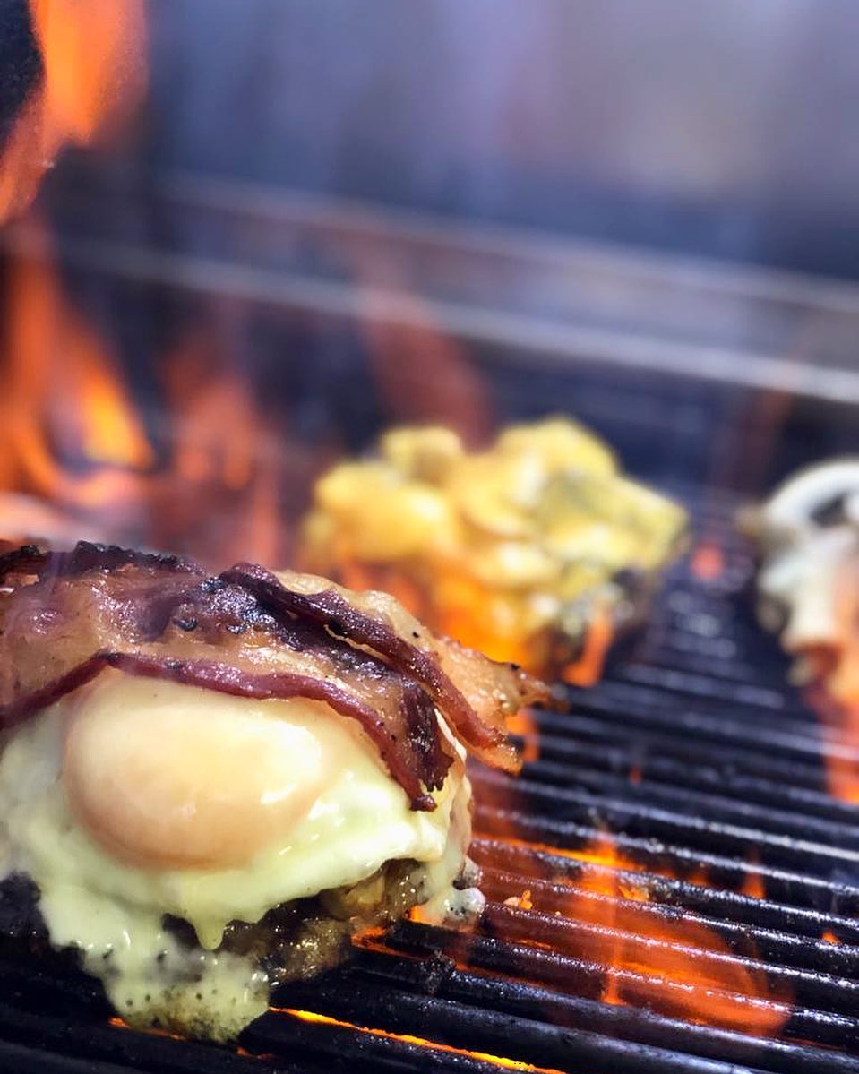 Details 🔥👀 Wer weiß, wer hier brutzelt?...
#Sunnysideup🌞
Probiert diese Köstlichkeit, in unserem Burgertempel des guten Geschmacks!
Sonnige Burger für sonnige Tage!
#tastemyburger #burger #halal #sunny #sunnysideup #burgerlove #munich