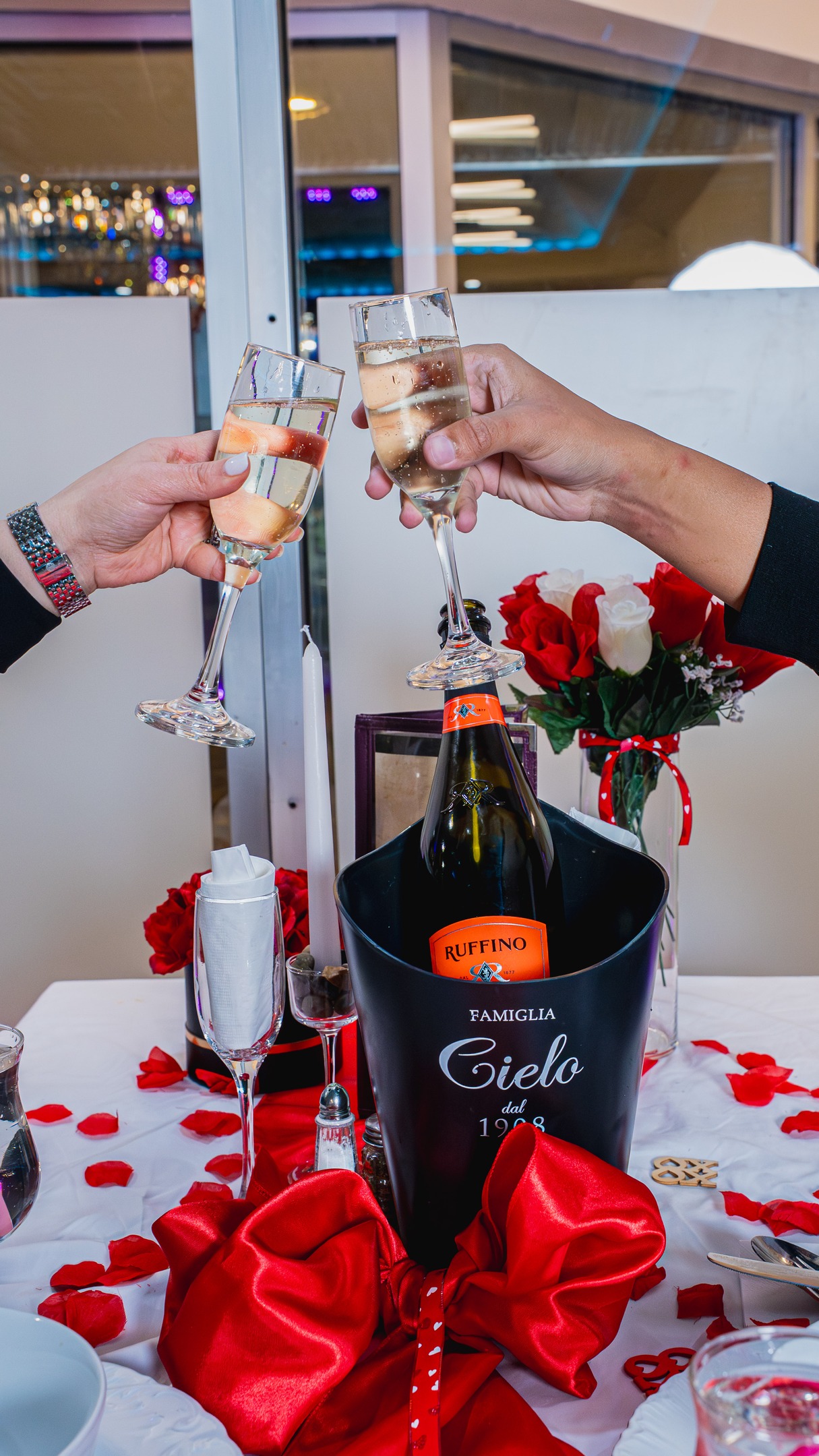 🥂Come celebrate love and friendship with your favorite person! ❤️The @micasitafreeport family wishes you a Happy Valentine’s Day. Join us for a special moment filled with great vibes, delicious flavors, and unforgettable memories. 💕
#ValentinesDay #LoveAndFriendship #CelebrateLove #ValentineVibes #SpecialMoments FoodieLove DateNight GoodVibes