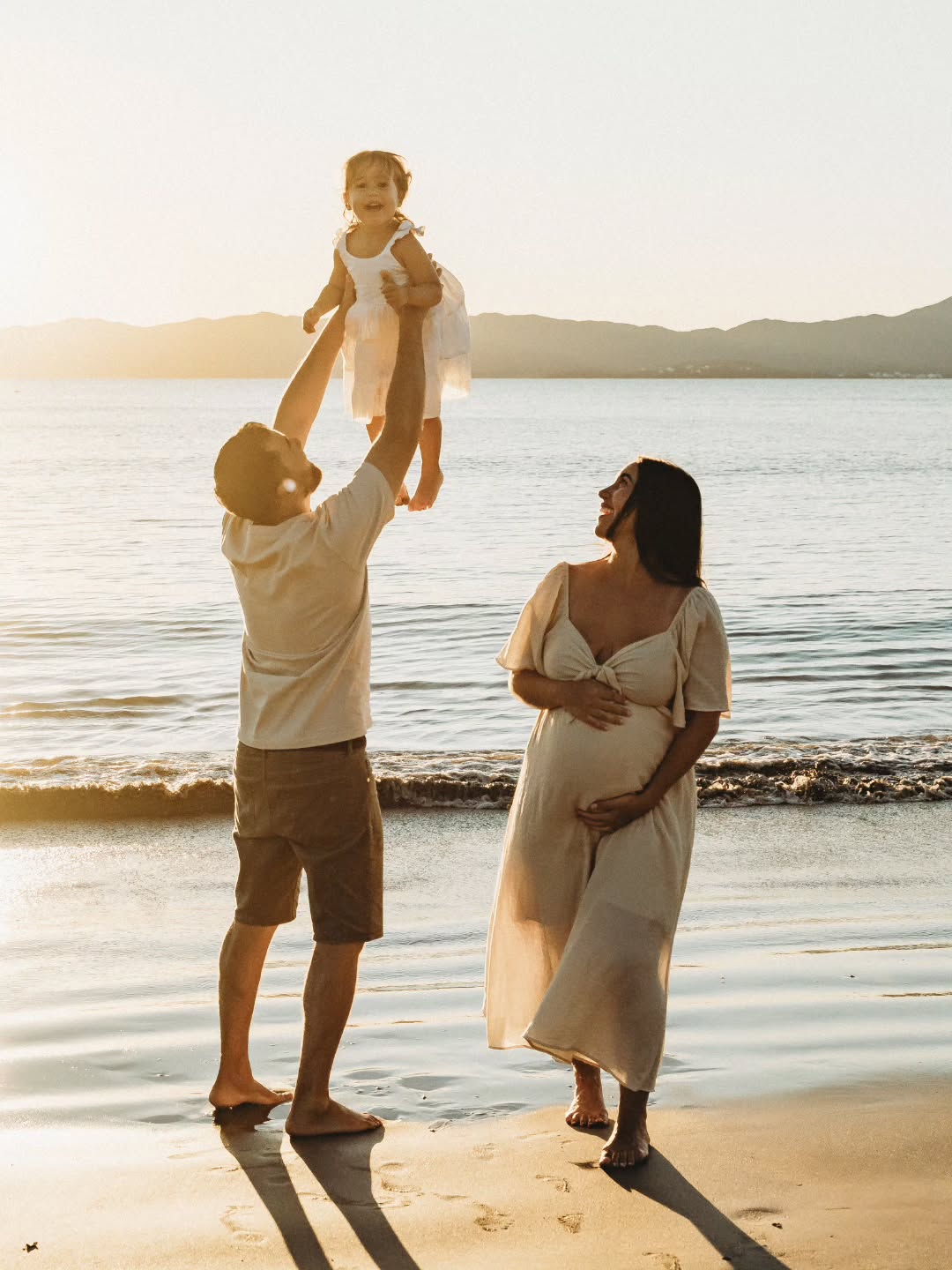 Valorizar a família não significa buscar perfeição, mas sim cultivar a presença, o diálogo e o carinho
Quando dedicamos tempo genuíno às pessoas que amamos, fortalecemos não apenas a relação entre nós, mas também nosso próprio bem estar
No fim, são esses instantes compartilhados cheios de risadas, conversas e afeto que se transformam nas lembranças mais preciosas da vida
🩷🩷🩷
#fotografoemflorianopolis #fotografoemfloripa