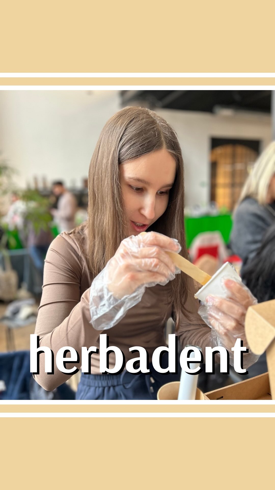 Páteční návštěva Herbadentu dopadla nad očekávání! 🌿
Po krátké prezentaci firmy a jejích produktů jsme poctivě ochutnali všechny výrobky a zapojili kreativní hemisféry při výrobě vlastních past. 🎨🧠 V Mnížku nás pak oblékli do slušivých outfitů a vyrazili jsme do výrobny, kde jsme byli svědky samotného výrobního procesu. 🏭
A hádejte, co nám udělalo největší radost…?
Velké zelené kartáčky! 💚🪥🤭
Děkujeme Herbadentu nejen za ně a další dárečky, ale hlavně za skvěle strávený den. Už teď se těšíme na další spolupráci! 🤝