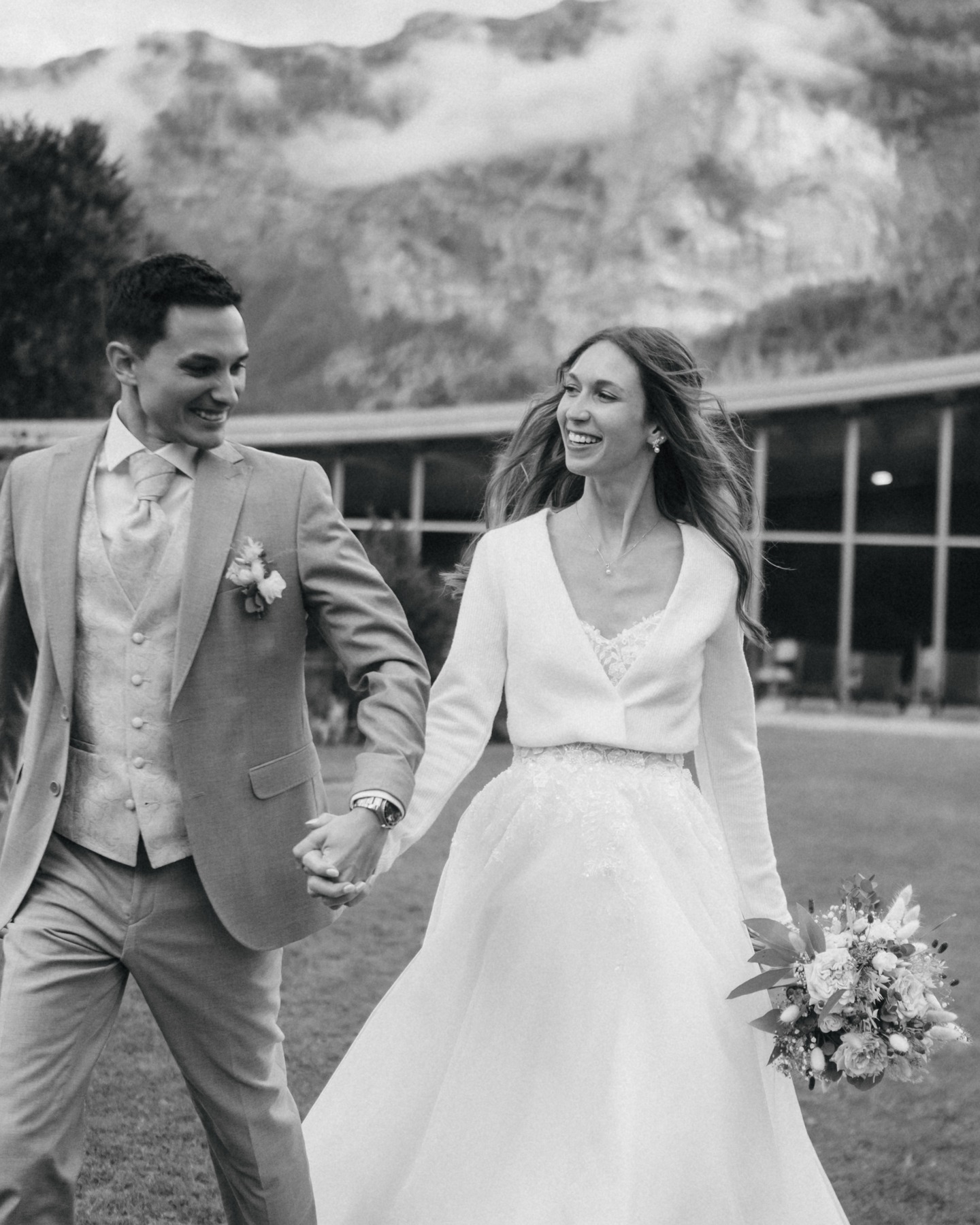 "Wild hearts, mountain views."🏔️✨
#moutainwedding #weddingflims #hochzeitsschweiz #swissmountainwedding #hochzeitgraubünden #flims #hoteladula #hochzeitindenbergen #bergliebe #swisswedding #schweizerhochzeit #graubündenwedding #destinationweddingswitzerland #brautpaarshooting #hochzeitstanz #hochzeitsinspiration #echteliebe #paarfotos #romantikhotel