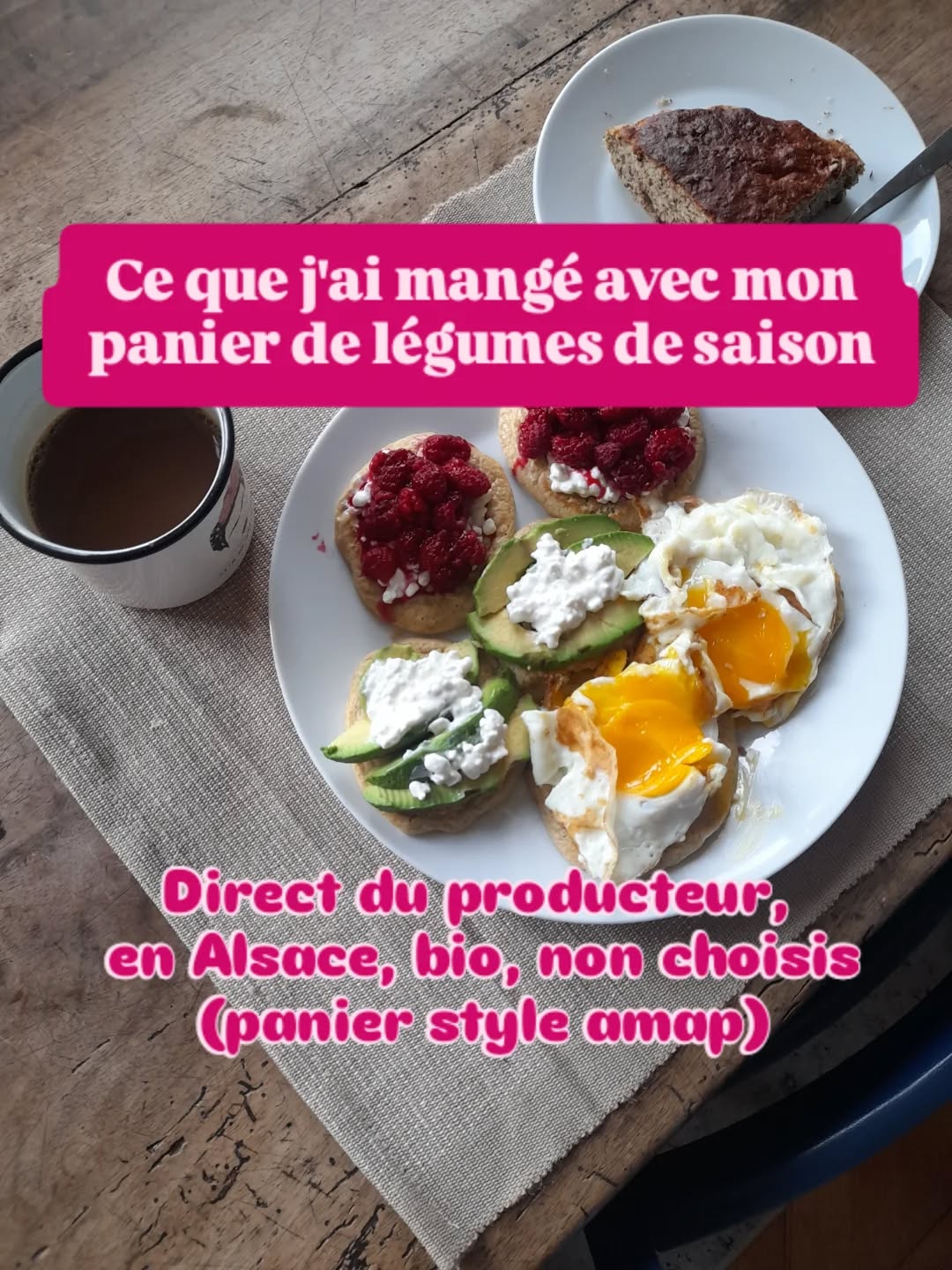 Pas très instagramable, mais de la vraie vie ! Comme vous le voyez, je ne me prends vraiment pas la tête en cuisine.
Des plats très simples et complets, de saison, moches mais très bons (promis 😄).
J'attache beaucoup d'importance à manger local, en agriculture raisonnée, et donc de saison (pour la richesse micronutritionnelle, la vie paysanne, la vie des sols) autant que possible.
La saisonnalité est importante en alimentation. Chaque saison apporte son lot de fruits et légumes adaptés à nos besoins physiologiques: des légumes plus riches en glucides en l'hiver, extrêmement riches en vitamine C (tous les choux même cuits, les kiwis...), des légumes plus amers pour le foie au printemps, riches en eau l'été etc.
Je sais que les légumes d'hiver sont parfois moins inspirants, mais en testant des associations, des épices ou d'autres modes de cuisson on peut faire des super plats avec des légumes bof (comme le tatin de navet, trooop bon 👌)
#naturopathie #micronutrition #biologique #localfood #légumesdesaison #equilibrehormonal #alimentation
