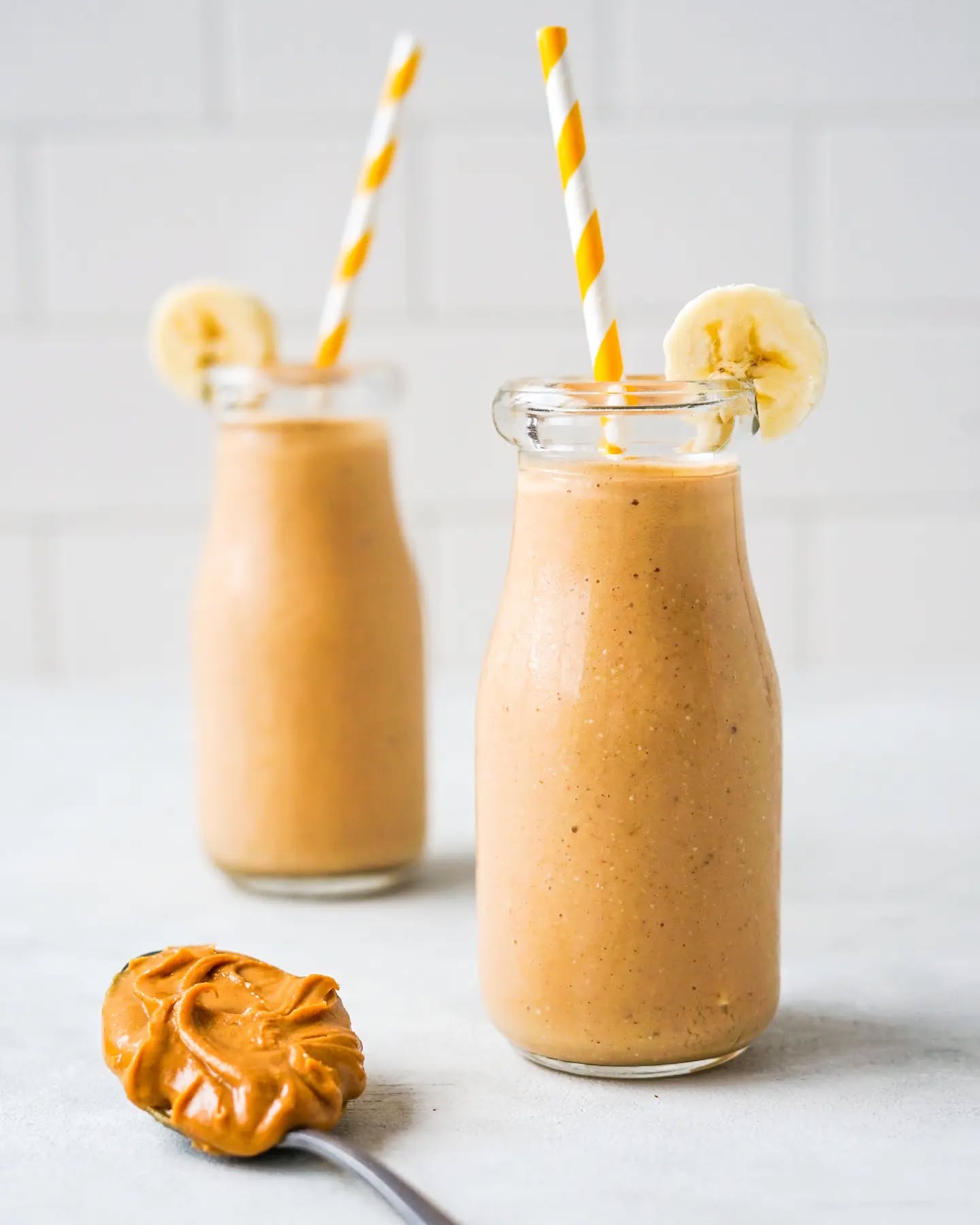 As requested: Peanut Butter Oatmeal Breakfast Smoothie! 🥜
.
This smoothie is dairy free and packed with protein! It will keep you full all morning! ☀️
.
✨Link in bio
.
.
.
#smoothie #peanutbutter #oatmeal #breakfast #breakfastsmoothie #dairyfree #dairyfreerecipes #foodphotography #drinkphotography #parsleyandspice #peanutbutterlover #proteinpacked #banana #fruit #straw #healthyrecipes