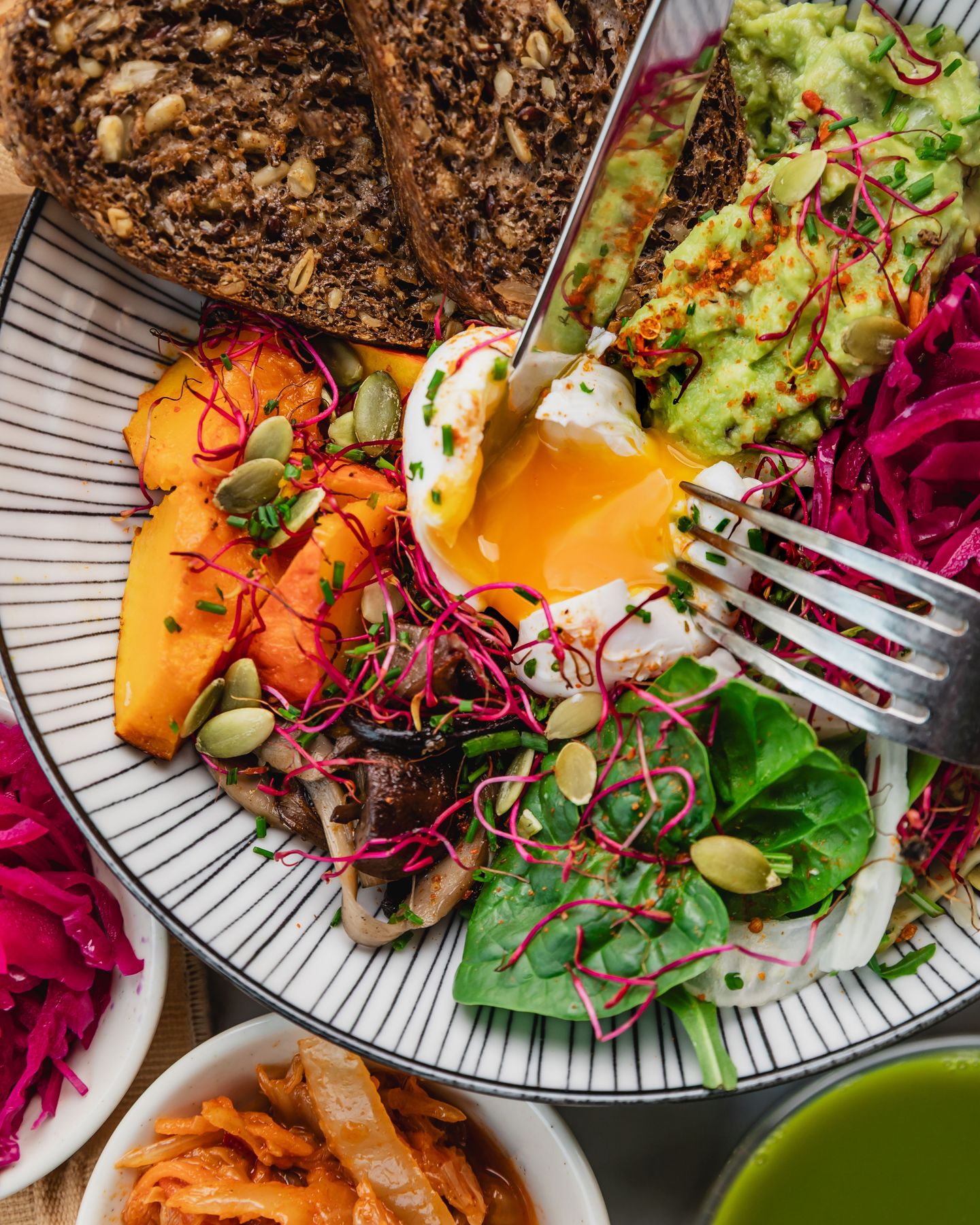 HAPPINESS IN A BOWL 🥑
Envie d’un plat qui fait du bien ? L’avoloco bowl est léger, équilibré, et pensé pour chouchouter le microbiote grâce à l’équilibre entre légumes rôtis et légumes fermentés.
Et pour prolonger les bienfaits à la maison, nos légumes fermentés en bocal sont à retrouver dans toutes nos adresses. 🌿
📸 @alicepages