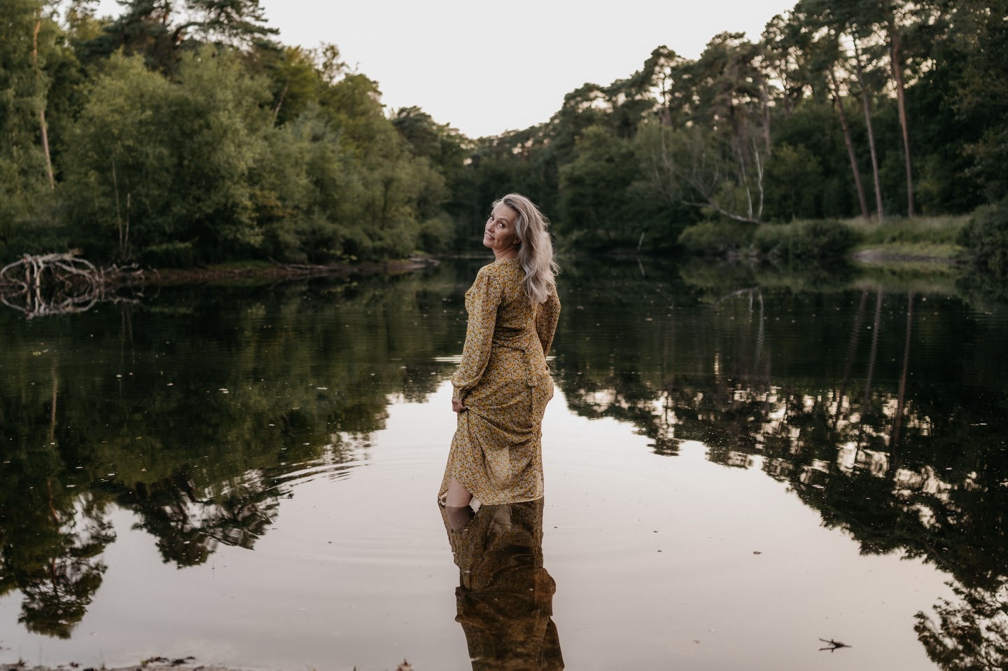 Jezelf op beeld laten vastleggen, puur voor jezelf en voor niemand anders — het ultieme gevoel van zelfliefde.
Precies dat is wat deze vrouw zichzelf afgelopen zomer cadeau deed. Ze is geen 20 meer en haar grijze haren verraden dat ze al wat langer op deze aarde rondloopt. Maar fysiek is ze sterk en leniger dan de meeste twintigers.
Deze vrouw geniet van het leven en is oprecht gelukkig. Tijdens de shoot zei ze letterlijk tegen mij: “Ik ben zó gelukkig.”
Dat ultieme geluk is iets waar velen naar streven, terwijl het vaak juist in de kleine dingen zit. De verbinding die je voelt met anderen, de vriendelijke lach van een vreemde, je niet druk maken om onbelangrijke zaken. Het gaat niet om wat je bereikt hebt of hoeveel geld je verdient.
Het gaat om hoe je je voelt.
Wanneer ben jij écht gelukkig?
#zelfliefde #puurvoorjou #gelukzitinkleinedingen #krachtigevrouw #bewustlevencoach