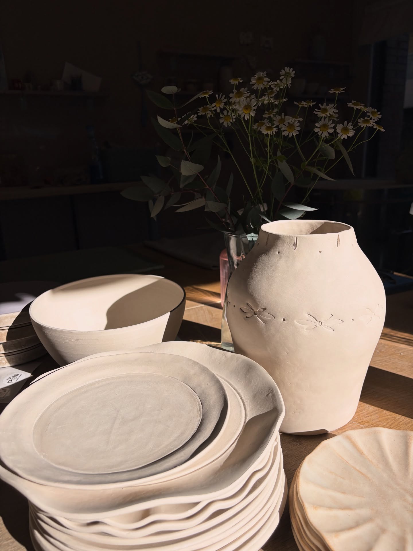 Últimamente en el taller:
- piezas esperando a ser esmaltadas al sol
- por fin han llegado y se han montado las estanterías para los alumnos!
- un horno que sigue esperando a que se le conecte adecuadamente: llevo las cerámicas al primer estudio para cargarlas en el horno 😅
- El horno pequeño (60 litros) funciona bien, lo llenamos!
- Este mes, un regalo para mis alumnos: una bolsa de algodón orgánico serigrafiada para llevarse las creaciones a casa @main_gauche_imprimeur
- El bonito juego de té de Laura en preparación 🤍
———————————————————————————————————
Recently in the workshop:
- pieces waiting to be glazed in the sun
- shelves for students finally arrived and assembled!
- a kiln still waiting to be properly connected: I carry the ceramics to the first studio to fire them 😅
- Baby kiln (60 litres) is working well, let’s fill it up!
- This month’s gift for my students: a screen-printed organic cotton tote bag to take their creations home @main_gauche_imprimeur
- Laura’s pretty tea set in preparation 🤍
———————————————————————————————————
Dernièrement à l’atelier:
- les pièces en attente d’émaillage au soleil
- les étagères pour les élèves enfin arrivées et montées!
- un four toujours en attente de branchement adéquat: je promène les céramiques pour les enfourner au premier studio 😅
- baby four (60 litres) lui fonctionne bien, on le remplit !
- ce mois-ci un cadeau pour mes élèves: un tote bag en coton biologique sérigraphié pour ramener les créations à la maison @main_gauche_imprimeur
- le joli set à thé de Laura en préparation 🤍
———————————————————————————————————