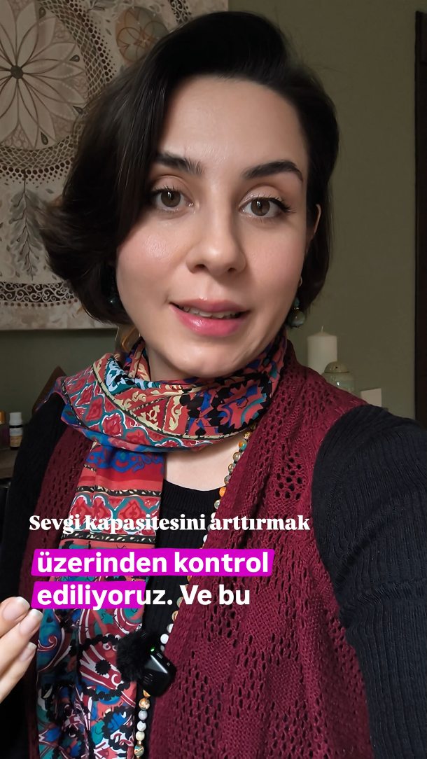 Öfke sorunu varsa bunu şifalandırmak için çok fazla yol var. Şuna emin olun, kimsenin öyle doğuştan mizacı falan değil öfke !
Bunu büyüdükçe öğreniyor egomuz, sonra kişiliğin bir parçası oluyor.
Fakat inanın tahmin ettiğinizden çok çok daha zararlı.
Bu sebeple de bişiler yapmak lazım !
Size yollardan birini anlatmaya çalıştım.
Seçebilme kapasitesini arttırmak. Kalp çakrasını açmak, sevdiğin şeylere odaklanmak.... Kalbini yumuşatmak çok önemli....
Eğer bu öfke çok köklü ise ciddi bir çalışma gerektirebilir. Belki birkaç nefes seansı. Kişi bu öfkeyi boşaltır ve ondan sonra yine kendi emeği ile dönüşüm devam eder.
Yıllarca öfkeden beslenmiş bir insan iki günde değişmez ama kararlılık her zaman anahtardır 👍
#öfkeyönetimi #öfkekontrolü #duygusalsağlık #bilinçaltınıngücü #kalpçakrası