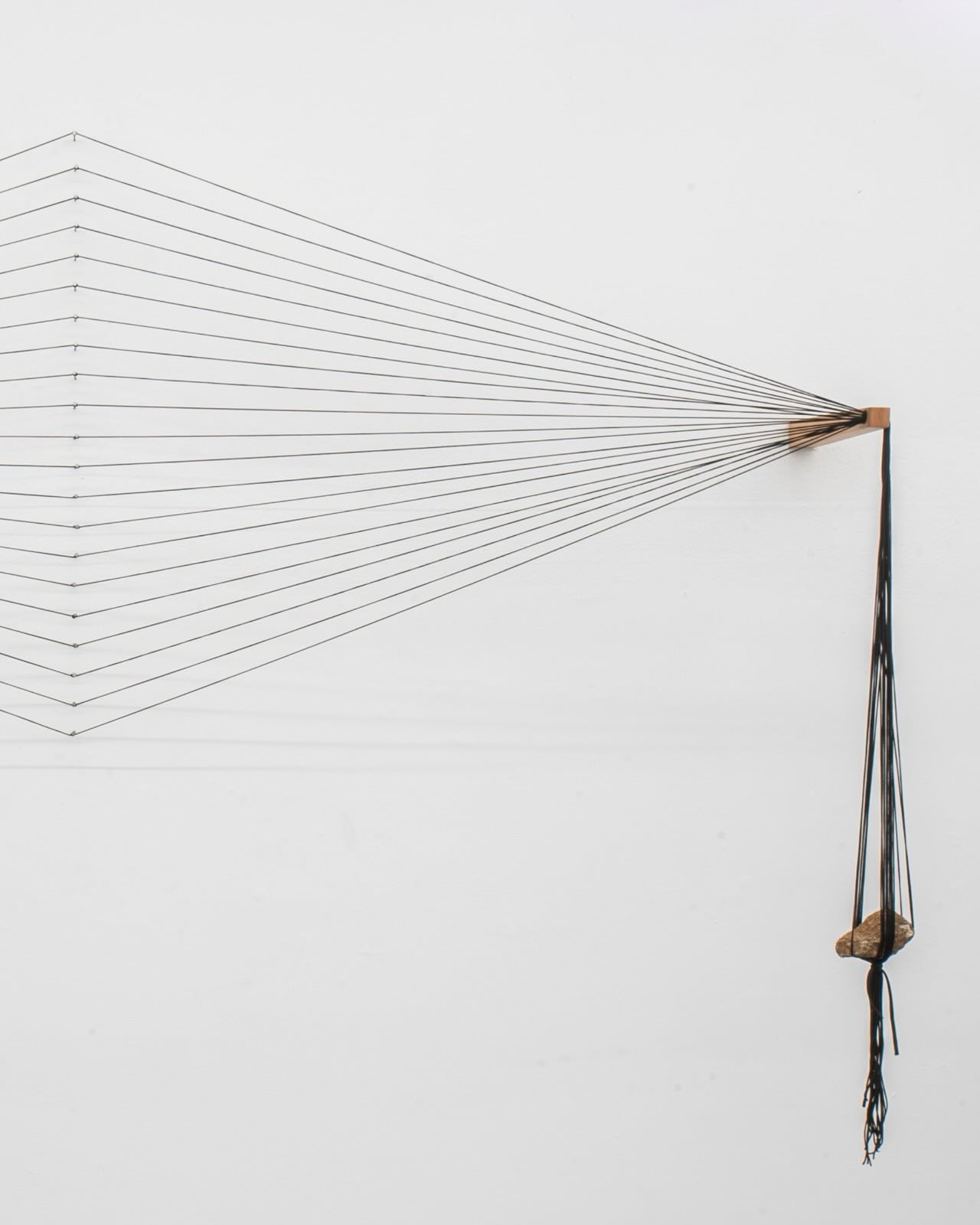 Lucas Quintas vive e trabalha em São Paulo e integra o grupo de artistas representados pela Galeria Tato.
Entre desenho, pintura, escultura e instalação, sua pesquisa se desenvolve a partir da fricção entre forças opostas. Continuidade e tensão, leveza e rigidez, equilíbrio e instabilidade estruturam um trabalho que investiga estados de sustentação e limite na relação entre gesto, forma e matéria.
Distensão 28, 2025. Série Distensão.
Prego zincado, fio de polipropileno, madeira, placa de metal, bucha, parafuso e pedra sobre parede.
165x257x38cm.