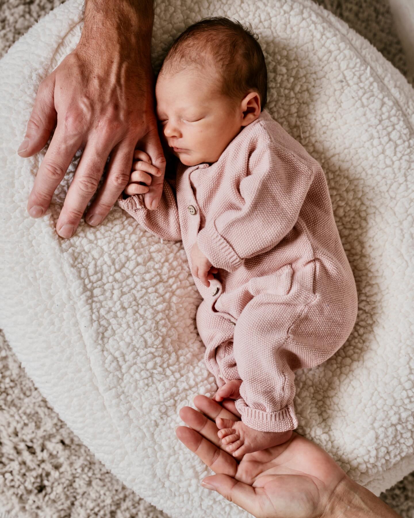 Ah kijk deze lieve newbornbaby lekker chill liggen 🥰🥰🥰 met de handen van papa en mama erbij zie je goed hoe klein ze hier nog is….
#newbornfotoshoot #newbornfotograafbrabant #fotograafettenleur #allesflits #newbornshootbrabant