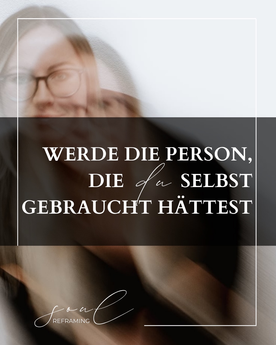 Manchmal merken wir erst Jahre später,
wie sehr uns etwas gefehlt hat.
Jemand, der bleibt.
Jemand, der zuhört.
Jemand, der sagt: „Du bist nicht zu viel.“
Und irgendwann kommt dieser Punkt,
an dem du verstehst:
Du wartest nicht mehr darauf,
dass jemand anderes diese Person wird.
Du wirst sie selbst.
Genau darum geht es in meinem Soulreframing Programm.
Nicht darum, deine Vergangenheit zu verdrängen –
sondern sie neu zu betrachten.
Neu zu bewerten.
Neu zu wählen.
Damit aus alten Wunden keine alten Muster mehr entstehen,
sondern eine neue Identität.
Werde die Person,
die du selbst gebraucht hättest.
Das ist kein schöner Spruch.
Das ist eine Entscheidung.