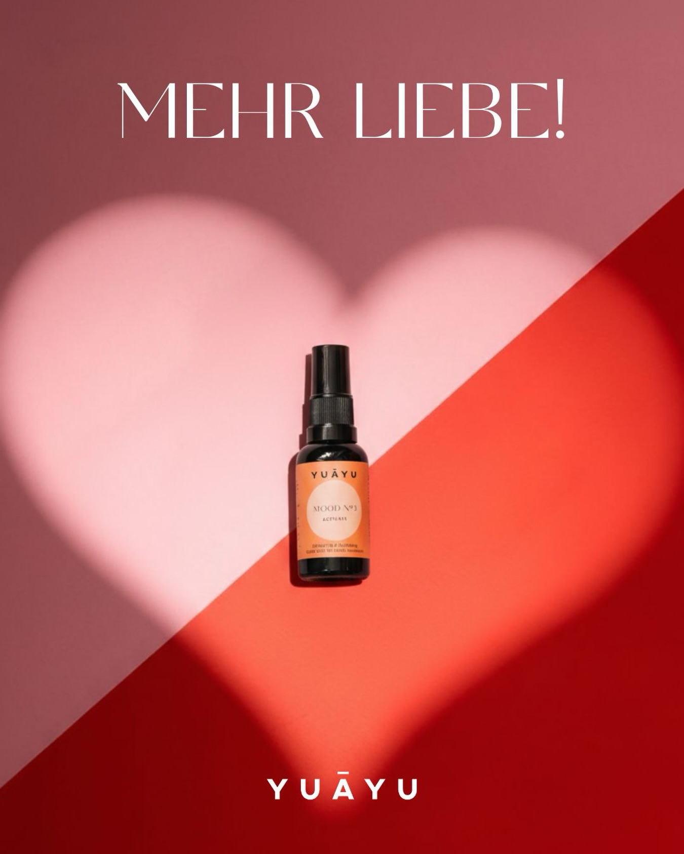 Mehr Liebe bitte ❤️
Der Valentinstag steht nicht nur für große romantische Gesten, rote Rosen und Liebesbriefe, sondern darf vielleicht auch ein reminder sein: für mehr Liebe im Alltag! Freundlichkeit an der Supermarktkasse, ein liebes Wort zu einem Freund oder einer Freundin, mehr Weichheit mit uns selbst… einfach kleine Herzens-Momente um die Welt ein bisschen schöner zu machen. 🩷❤️🧡💛
Wir wollen auch eine kleine 💌 Botschaft senden und schenken euch ab heute bis zum 18.2.26 mit dem Code LOVE26 zu jeder Bestellung ab 50€ ein kleines Kapha Mood Spray.
Es spendet Feuchtigkeit und kann grade in der aktuellen Kapha Zeit für einen frischen Energiekick und mehr Leichtigkeit sorgen.
Es lebe die Liebe! 🩷