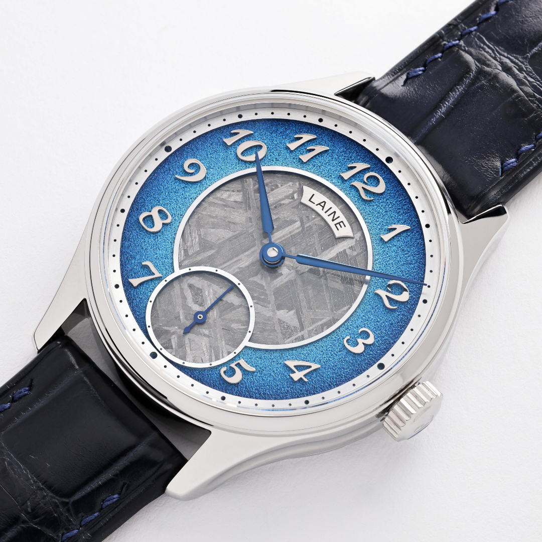 A pairing that feels effortlessly right. Frosted blue on the outer dial meets the raw texture of meteorite at the center.🧙♂️🌑
#custommade #bespoke #guilloche #torstilaine #watchfam #lainewatches #watch #microrotor