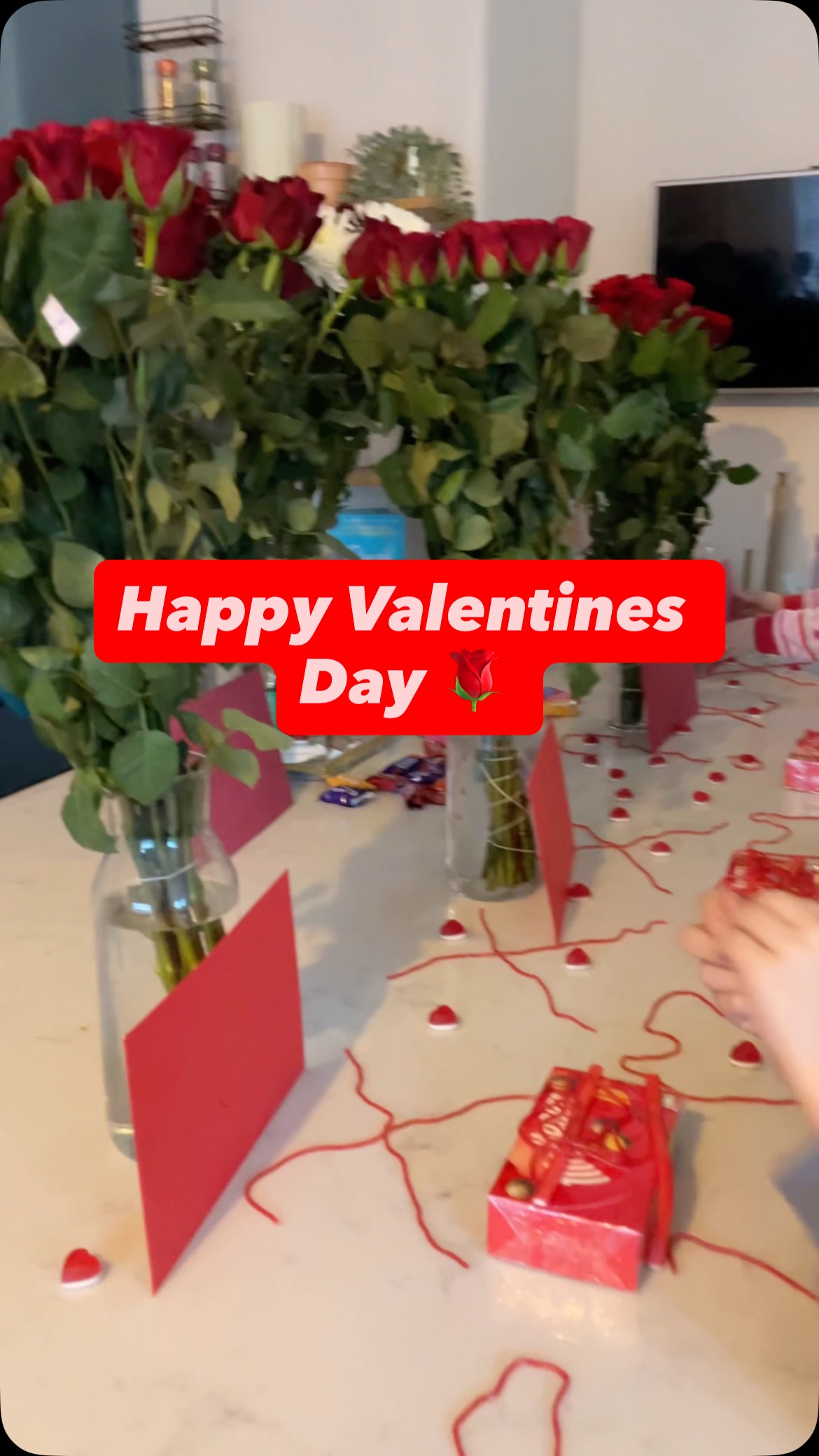 ❤️ Every year my husband gets up really early to put out roses 🌹 chocs, love heart sweets and cards for me and the kids (minus the 2 eldest as they’re not here today)
Do you do this for the kids? ❤️