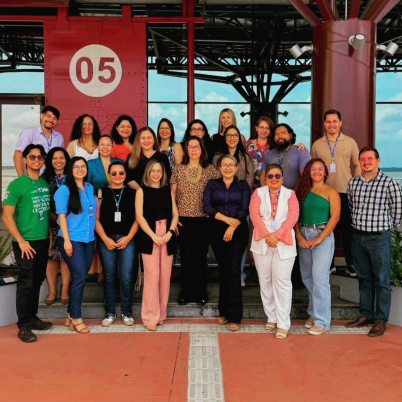 Três dias de escuta, estratégia e construção coletiva no Parque de Inovação e Bioeconomia, em Belém.
A Emboé teve a honra de apoiar o Planejamento Estratégico da Secretaria Adjunta de Bioeconomia – SABIO, da SEMAS Pará, com o apoio da Cooperação Técnica da GIZ.
De forma participativa, com o envolvimento de toda a equipe da SABIO, conduzimos nossa metodologia de Planejamento Estratégico:
– Análise de contexto (FOFA)
– Identidade organizacional
– Mapa estratégico
– Planejamento operacional das ações para 2026
– Governança do monitoramento
– Definição de metas e indicadores
– Construção do espírito de equipe
A SABIO tem um papel central na implementação de políticas de bioeconomia no estado do Pará, com foco no fortalecimento de cadeias produtivas sustentáveis e na valorização dos Povos e Comunidades Tradicionais da Amazônia.
Para a Emboé, contribuir com a estruturação estratégica dessa agenda é motivo de orgulho e compromisso. Seguimos firmes na missão de fortalecer a gestão pública e fazer acontecer transformações reais. Vamos por mais!
#PlanejamentoEstratégico #Bioeconomia #SABIO #SEMASPA #GIZBrasil #ensinareaprender #amorpelagestao #FazerAcontecer #somosemboé