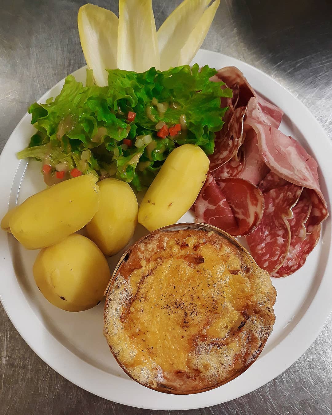 Venez découvrir notre boîte chaude 😉 accompagnée de sa charcuterie 🥓, de sa salade 🥬, sans oublier ses pommes de terre 🥔 !