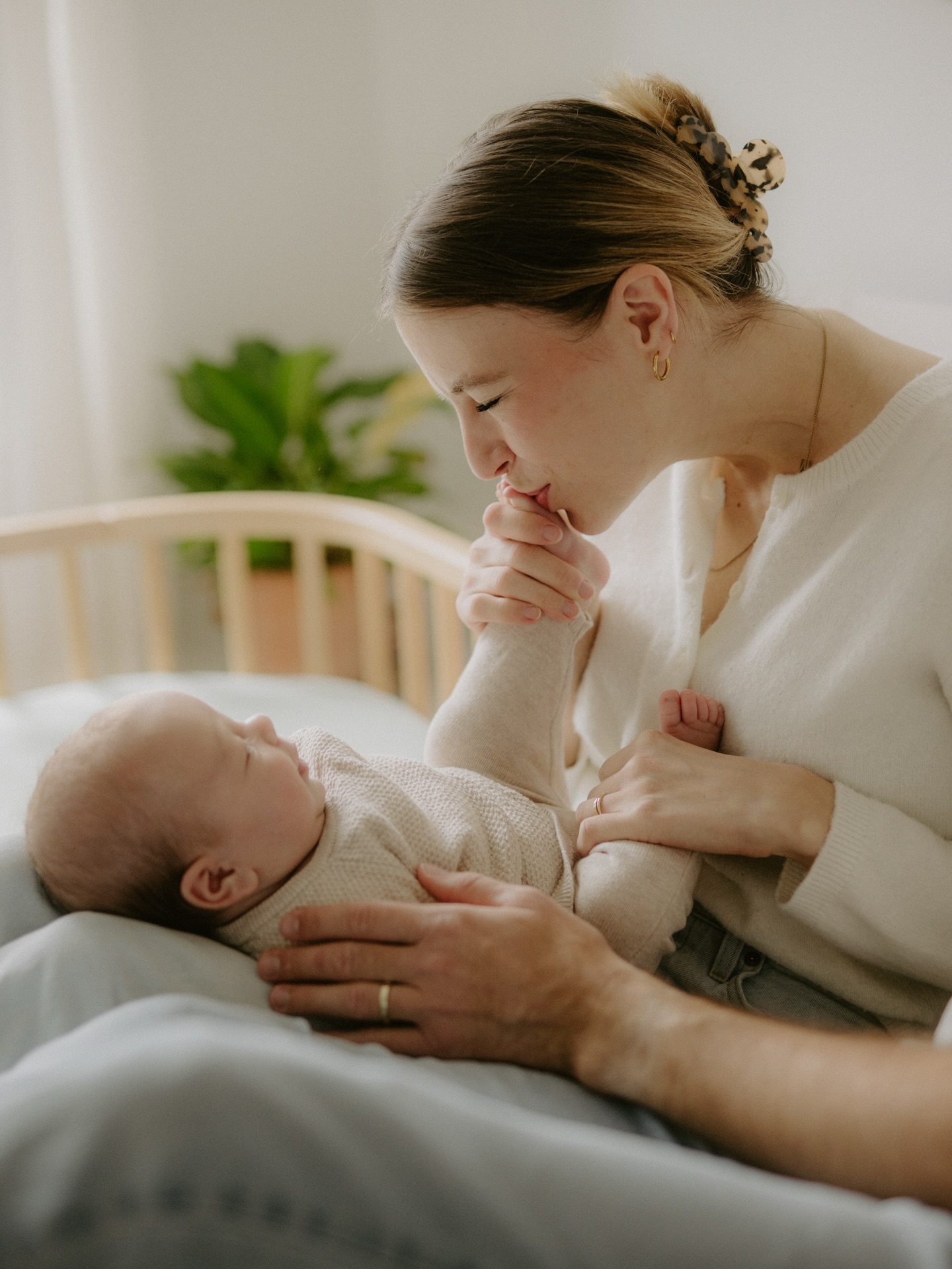 Es gibt kaum etwas Schöneres für mich, als wenn aus ehemaligen Brautpaaren plötzlich eine kleine Familie wird. ✨
Ich erinnere mich noch an euren Hochzeitstag, an die Aufregung, die leisen Blicke, das Versprechen, gemeinsam durchs Leben zu gehen. Und irgendwann, manchmal ganz still und plötzlich, beginnt ein neues Kapitel: Ein kleines Herz schlägt mit.
Dass ich euch auf diesem Weg weiter begleiten darf, berührt mich jedes Mal aufs Neue. Zu sehen, wie aus Liebe Leben entsteht. Wie aus zwei Menschen, die sich das Ja-Wort gegeben haben, Eltern werden. Wie sich eure Geschichte weiter entfaltet, noch tiefer, noch echter, noch voller Gefühl.
Diese Momente festzuhalten ist mehr als nur meine Arbeit. Es ist ein Privileg, eure Geschichte weiterzuerzählen.
Vom Hochzeitstag bis zum ersten Familienkapitel und all den kleinen Wundern dazwischen. 🤍
#familienfotografiedüsseldorf #familienfotografköln #familienreportage