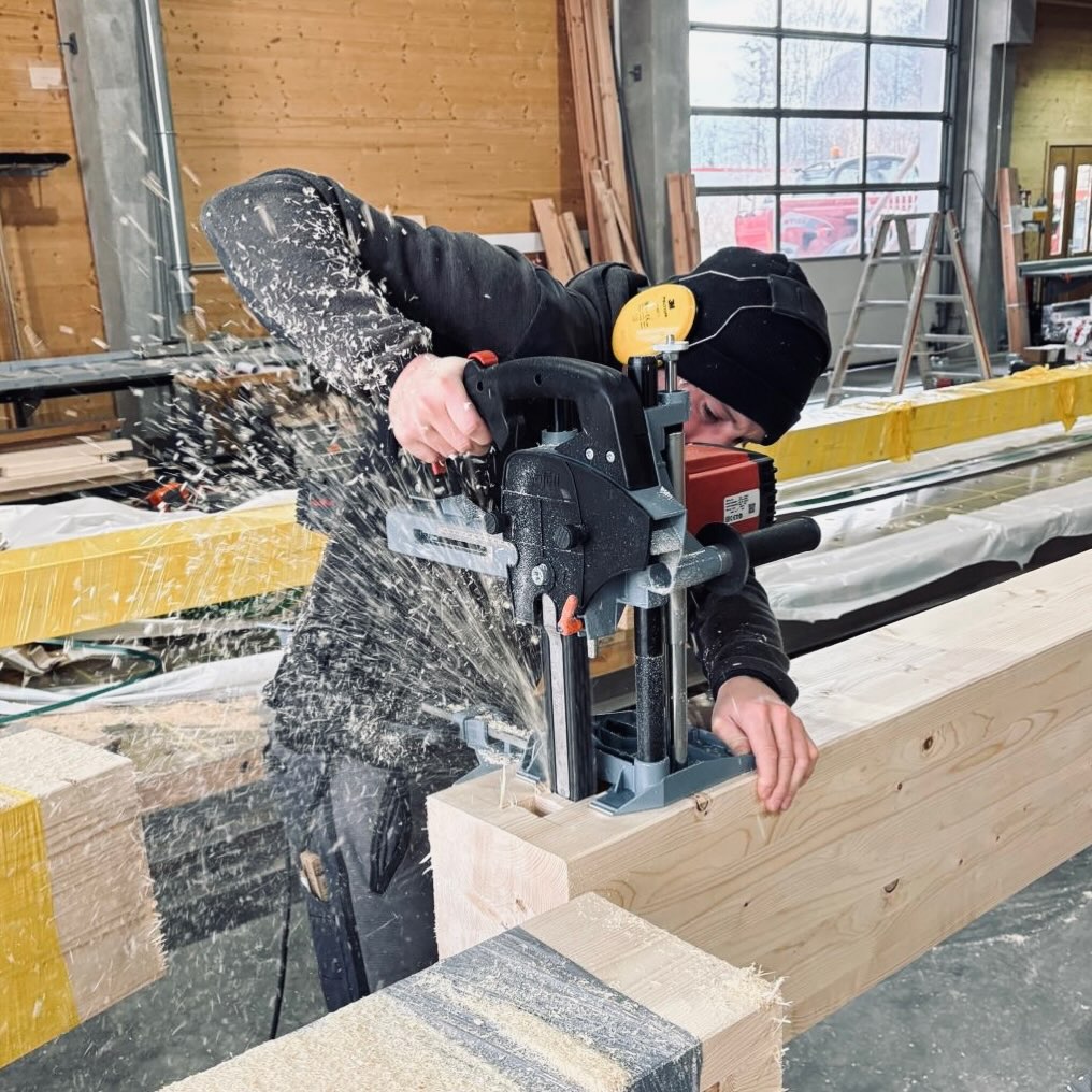 NATÜRLICH SELBST GEMACHT - Vom Rohstoff bis zum Carport!
In unserer Zimmereihalle wird gerade ein Carport abgebunden.⚒️🏡
Christoph bringt mit der Stemmmaschine präzise Zapfenlöcher in die Pfetten - Millimeterarbeit, die später über perfekte Passgenauigkeit entscheidet.🙌🏽
Alles aus Meisterhand.
Alles echtes Zimmererhandwerk.
#handabbund #ausmeisterhand #schönearbeit #zimmererarbeiten #zimmereiniederthanner