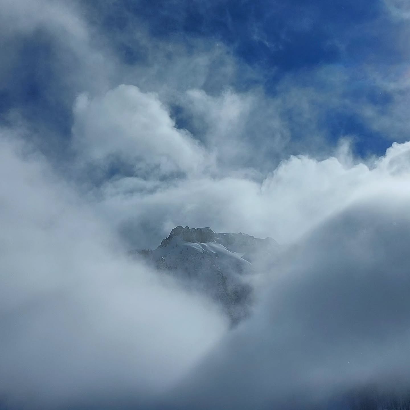 Apparition du sommet dans les nuages