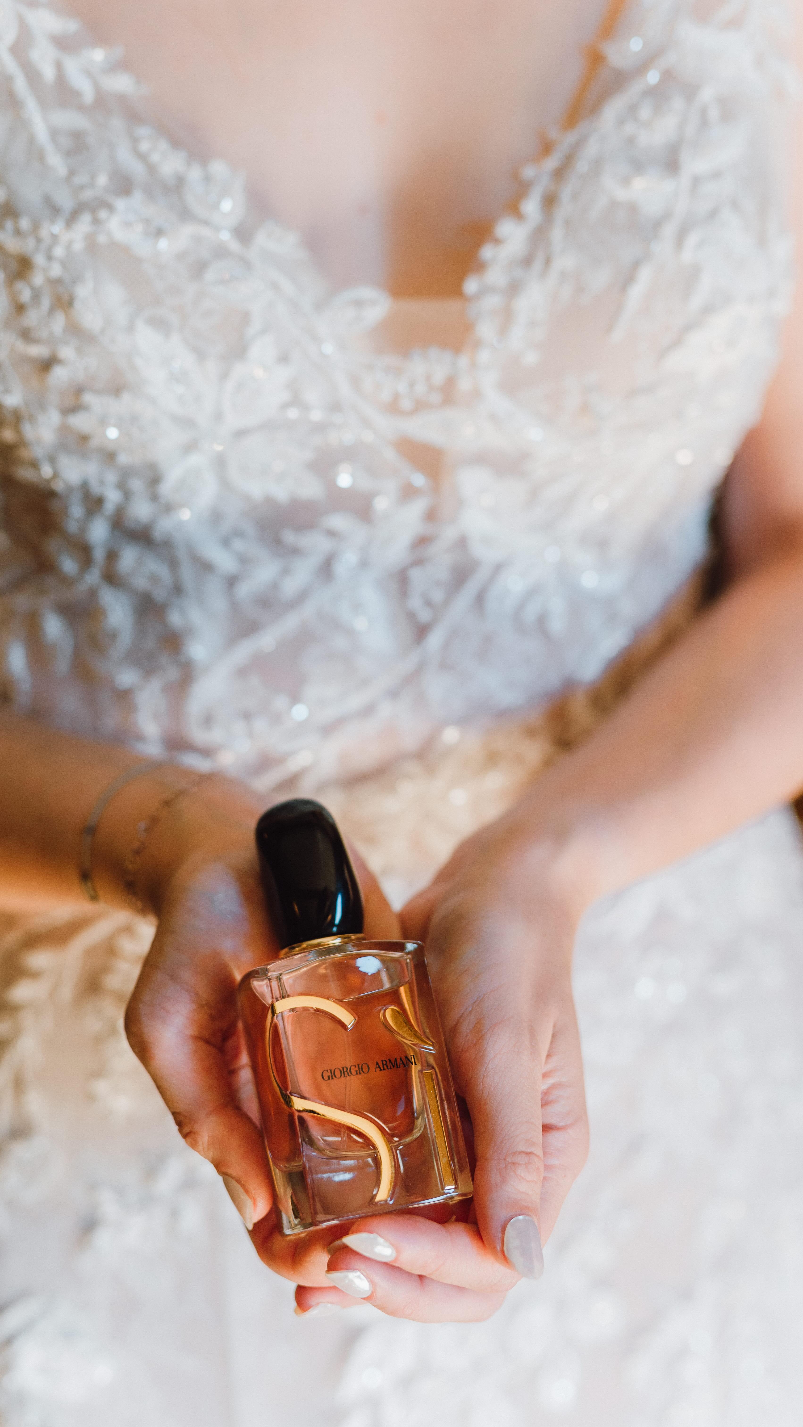 Mit Leidenschaft und Präzision zaubern wir individuelle Brautlooks, die nicht nur deine Persönlichkeit unterstreichen, sondern auch den ganzen Tag über halten. Vom eleganten Updo bis zur romantischen Lockenpracht – wir sind auf Hochzeitsstyling spezialisiert und lieben es, Bräute strahlen zu sehen.
Lehn dich zurück, entspann dich und genieße die Vorfreude, während wir uns um jeden Feinschliff kümmern – für einen Look, der genauso unvergesslich ist wie dein besonderer Tag. 💫💇♀️
#MobilesBrautstyling #WeddingBeauty #BrautstylingVorOrt #PerfektGestylt #Hochzeitshaar StrahlendeBraut BridalLook StylingMitLeidenschaft DeinTagDeinLook HappilyEverAfter“