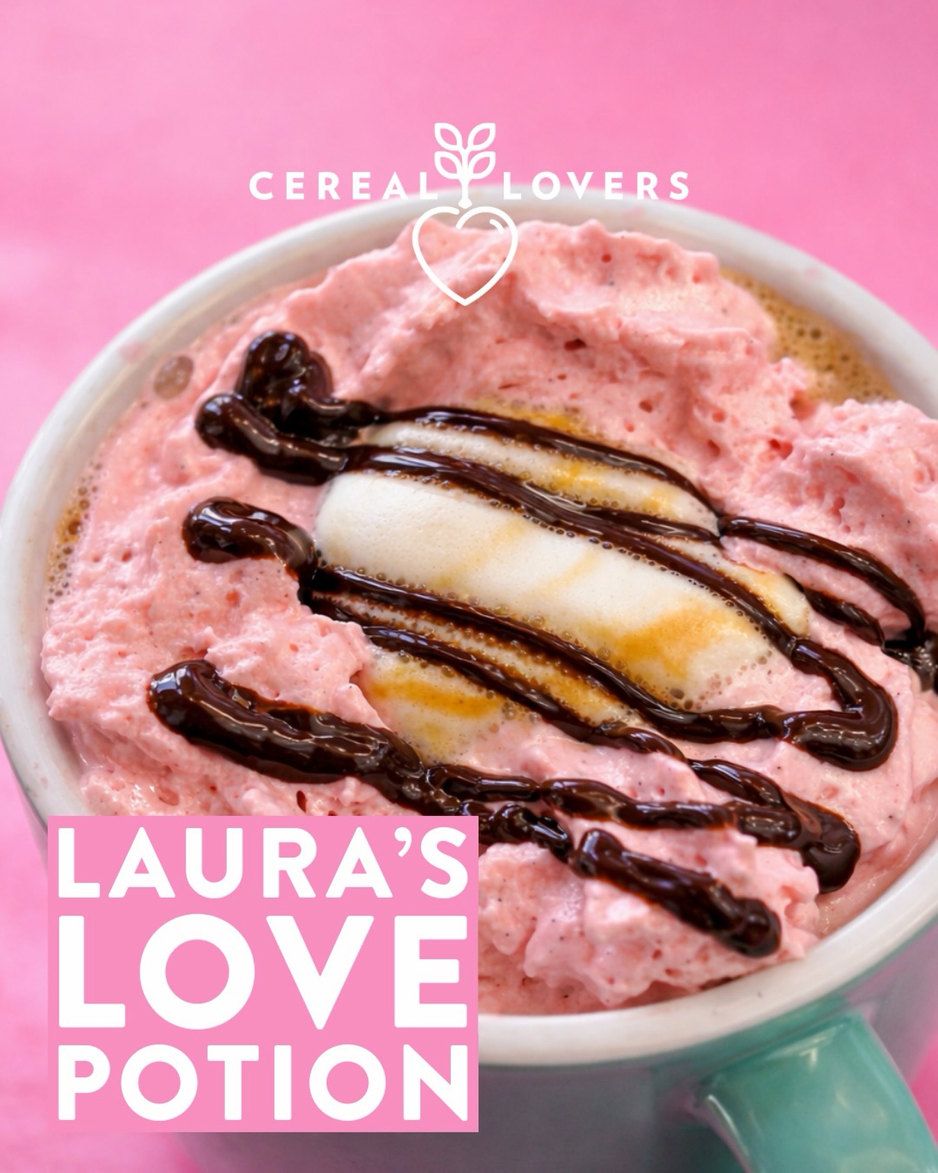 Ce n’est pas un filtre. C’est une humeur.
Demain uniquement chez @cerealloves : La Love Potion de Laura ❤️ @lolo_lefevre1984
Une mousse vanillée délicatement colorée à la betterave pour ce rose assumé, avec mascarpone, crème fraîche et un filet de chocolat noir fondant.
Crémeux. Subtil. Un peu théâtral.
En clair, le latte qui vous regarde droit dans les yeux.
Disponible seulement demain à Luxembourg Ville.
Passez avant qu’il ne disparaisse plus vite qu’un carré de chocolat.
#CerealLoversLuxembourg #LuxembourgVille #Villedeluxembourg #LuxembourgGourmet
