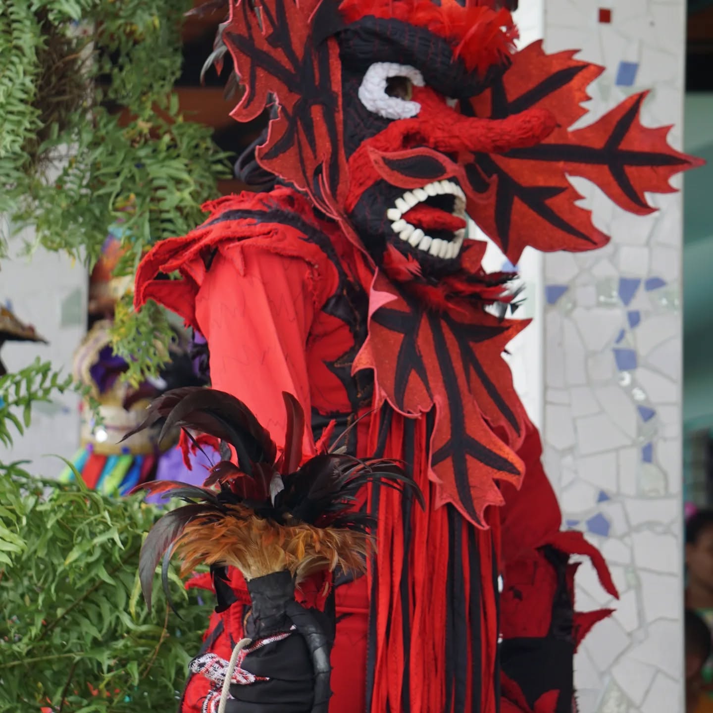 Así se viven los carnavales en📍Portobelo, Panamá
Tambores, diablos, congos y mucho baile.
Pero más allá de la fiesta, estos carnavales tienen un fuerte significado histórico y cultural.
Portobelo fue uno de los principales puertos del comercio colonial español y un punto clave de llegada de africanos esclavizados. Muchos lograron escapar y formaron palenques, comunidades libres conocidas como cimarronas. De ahí nace la cultura congo, que hoy se mantiene viva durante el carnaval.
El baile congo combina música, teatro e improvisación para contar la historia de la lucha por la libertad. Los diablos, vestidos de rojo y negro, representan al esclavista. Los congos representan al pueblo esclavizado y a sus líderes, como la Reina Conga, el Rey y el Pajarito.
✨️En Portobelo, el carnaval no es solo celebración: es historia, identidad y resistencia que se sigue bailando en las calles
#portobelo #carnaval #panamá #tradición