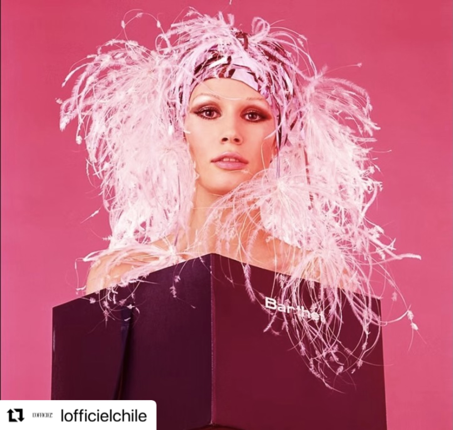 @lofficielchile @barthetparis @alexandrebarthet
・・・
Jean Barthet y sus sombreros para las estrellas 👒
El francés Jean Barthet (@barthetparis) estudió arquitectura en la École des Beaux-Arts de Toulouse y, gracias a los consejos de Marie-Andrée Castanié —editora en jefe de L’Officiel a principios del siglo XX—, se lanzó a idear tocados.
En 1950 instaló su propio atelier en París, y su negocio prosperó rápidamente: Christian Dior, Cristóbal Balenciaga, Brigitte Bardot y Elizabeth Taylor fueron algunos de sus clientes.
En plena nueva ola de la Haute Couture de los 80, Barthet se transformó en el mejor aliado de las locuras espaciales y vanguardistas del diseñador Claude Montana, y fue el sombrerero oficial de Michael Jackson. En 1967, creó los sombreros que Catherine Deneuve y su fallecida hermana Françoise Dorleac usaron en la película ‘Les demoiselles de Rochefort’. Y en 1994, ideó los accesorios que su amiga Sophia Loren mostró en la cinta de Robert Altman ‘Pret-a-Porter’. Barthet falleció en febrero del 2000.
_
✍🏻: @martiriosway
#JeanBarthet #moda