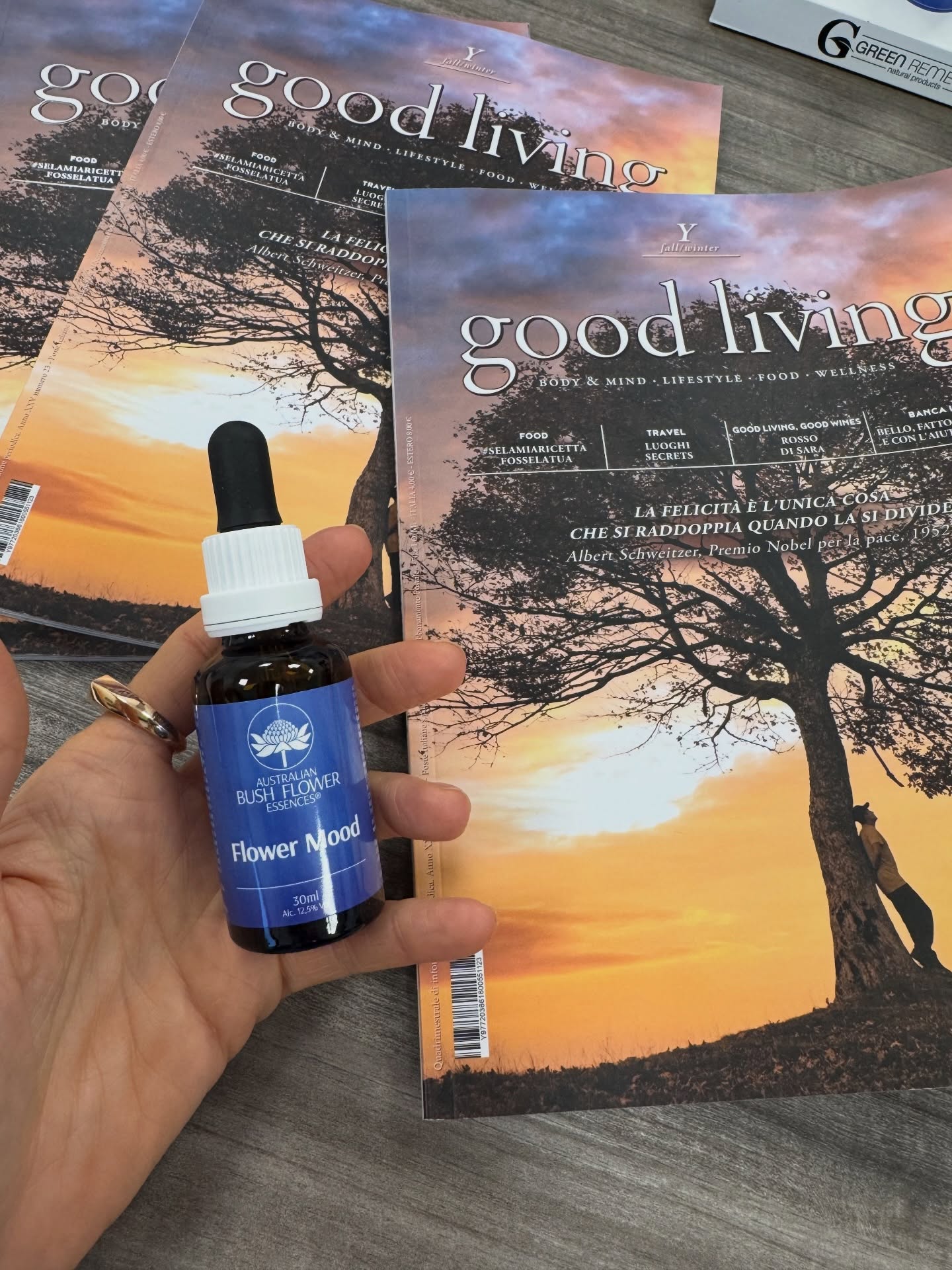 Sono giorni intensi, ma anche pieni di soddisfazioni! Come gestiamo meeting, riunioni di redazione e scadenze? Noi della redazione lo facciamo in modo naturale, avvalendoci della dolcezza e dell’efficacia dei fiori australiani @fioriaustralianigreenremedies che sprigionano i loro effetti calmanti con un semplice roll!
.
Nello specifico FLOWER MOOD e’ una miscela di essenze floreali australiane pensata per favorire equilibrio emotivo, calma interiore e resilienza contro lo stress della vita moderna e l’iperconnesione digitale.
.
Insieme ad una spruzzatina di FLOWER MOOD 🤗 ti consigliamo anche la lettura del nostro magazine 😉
www.goodliving.it
.
#flowermood #australianbushflowers #greenremedies