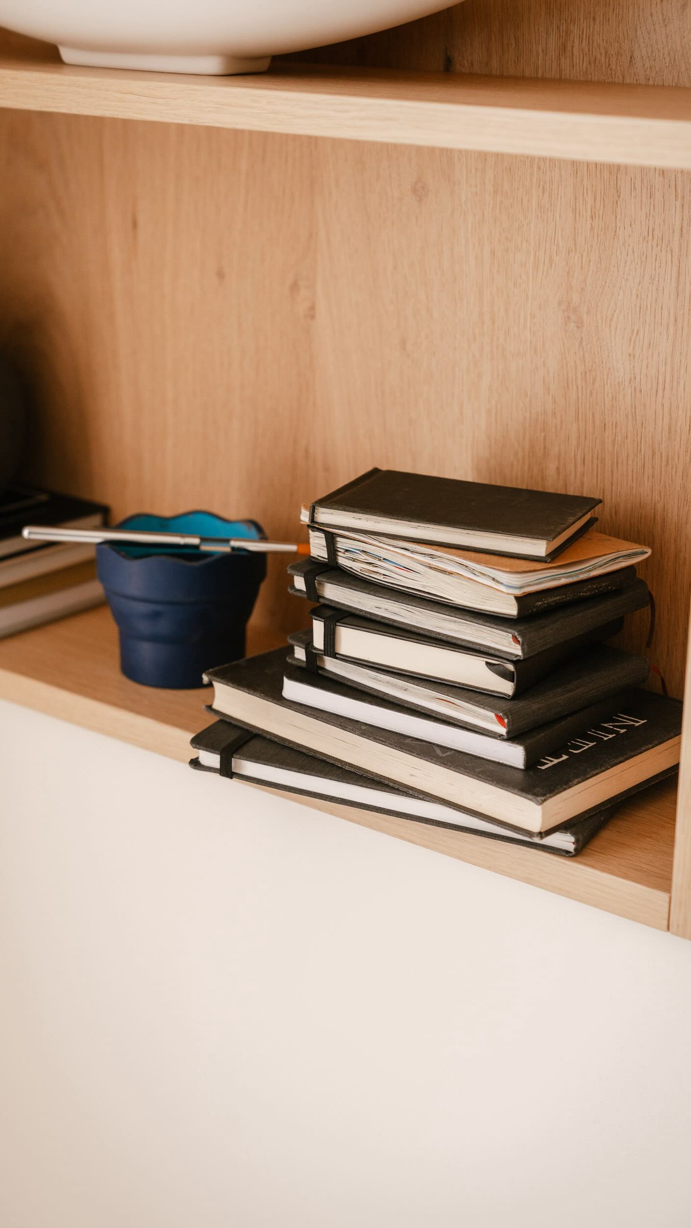 Wat was dit leuk! Te gast op het voortgezet onderwijs voor 2 gastlessen over sketch journaling. In 2 lessen de leerlingen kennis laten maken met sketch journalen.
En wat lag het tempo hoog en hebben we veel gedaan. Van hoe je een schets opzet, naar kleurencirkel en tekenen van eigen foto’s!
Ik heb er van genoten!
#gastles #sketchjournaling #voortgezetonderwijs #aquarel #tekenen