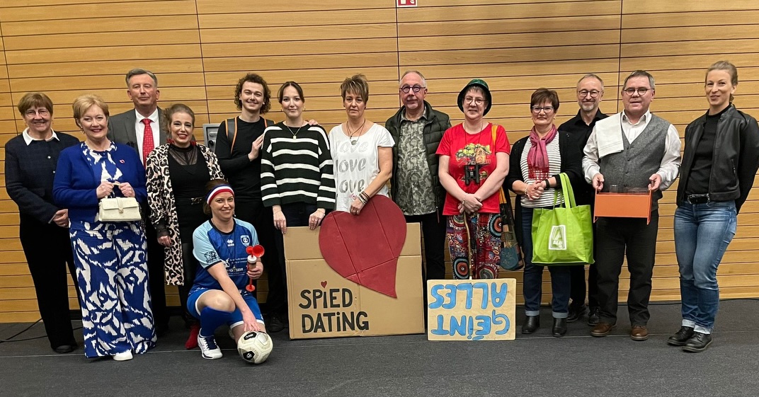 Krimi-Dinner 2026
De Weekend huet eis Musek déi véiert Oplag vun hirem alljärleche Krimi-Dinner presentéiert.
Dëst Joer stoung d’Stéck „Speed Dating – Déi lescht Chance“ um Programm, geschriwwe vun enger klenger Grupp vun Acteuren aus eisem Team.
Fir sie war et eng Première an där Form, an hunn dat awer extrem gutt gemaach. Mir hoffen, Iech huet d’Stéck genee esou gutt gefall wéi eis.
Mir freeën eis, Iech och nächst Joer erëm begréissen ze däerfen.