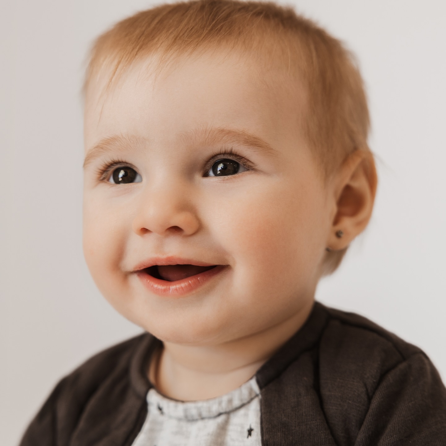 Un somriure i una mirada que et roba el cor en segons. Petits instants que passen volant, però que aquí queden per sempre.
Perquè sí… creixen molt més ràpid del que ens pensem 🤎✨
Així que, guardeu molts records. D’aquests que, amb el temps, es converteixen en tresors.
Una abraçada,
Andrea Pop
🖥️ www.andreapopfotografia.com
✉️ andreapopfotografia@gmail.com
📲 687 69 44 61
.
#andreapopfotografia #bebe #tremp #lleida #fotografiafamiliar