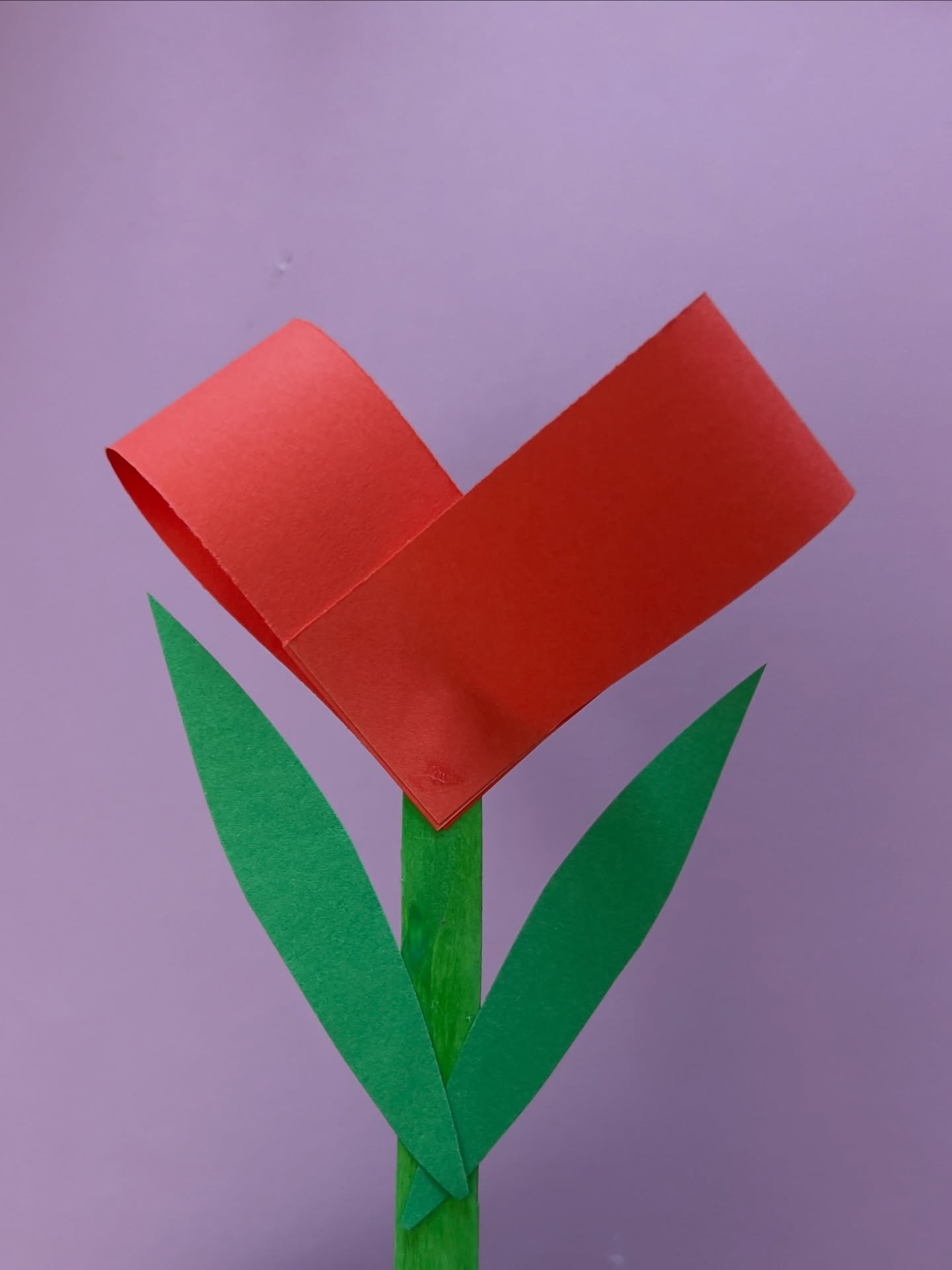 Confecționăm o floare din hârtie colorată, cu petale în formă de inimă, ușor de realizat chiar și de cei mai mici copii.
Este o activitate simplă și de efect, ideală pentru a fi oferită în dar mamelor, bunicilor sau persoanelor dragi, cu ocazia zilelor speciale sau pur și simplu pentru a spune „te iubesc”.
#gradinitaonline #activitatipentrucopii #activitaticopii #kidsactivities #activitiesforkids