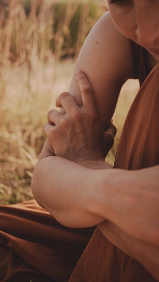 ⚠️ Sous contrôle
Pendant longtemps, j’ai cru que le contrôle me protégeait. Qu’en tenant tout, en cadrant tout, je me sentirais en sécurité. En réalité, il me tient à l'étroit. Il coupe la respiration du corps et l’élan du vivant.
C’est en laissant le mouvement reprendre sa place que quelque chose se détend. Quand je cesse de diriger, une autre forme de confiance apparaît. Plus douce, plus vaste. Une sensation d’être portée plutôt que de devoir tenir.
L'expression corporelle (sous toutes ses coutures) est devenue un espace où je peux accueillir. Où je n’ai plus besoin de faire, ni de vouloir. Juste laisser circuler ce qui est là et sentir que c’est déjà assez.
Dans ce mouvement, je retrouve une quiétude qui ne vient pas des conditions exterieures mais d'une assise intérieure. Une confiance qui naît quand je m’autorise à être traversée plutôt qu’à tout maîtriser.
Un loooong et joli chemin que je vous invite à partager sur le tapis 🙌🏻✨️
#danseintuitive #lacherprise #confiance #corpsconscient #mouvement