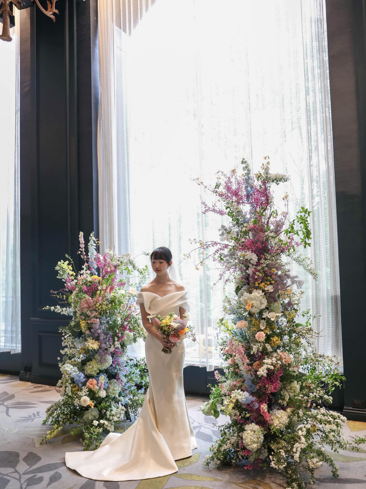A misted afternoon in Central Park.
Damp light softens the edges of time.
Flowers open in silence.
Spring slips quietly into the room.
Floraland Wedding Planning & Design
Florist: Bruce | Planner & Photo: Neo
#ManhattanWedding
#NYCWeddingPlanner
#CentralParkWedding
#NewYorkWedding
#NYCFlorist