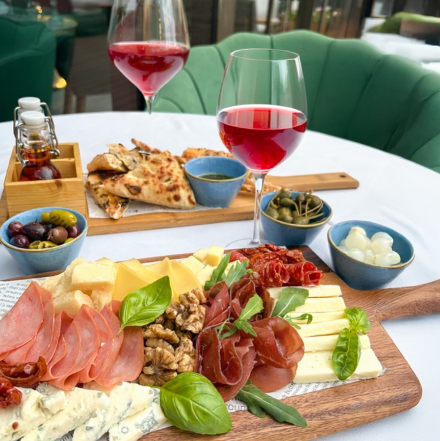 The Perfect Pair awaits 🧀
Enjoy Cheese & Grapes for two daily at Meridien Plaza — AED 149.
Book now: +97156 688 5361
#inabudhabi #Cheese #grapes #pairing #cheeselover