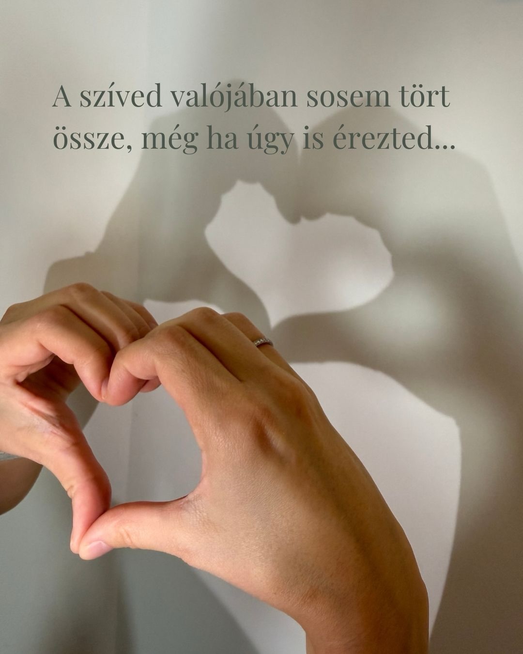 Valentin-nap alkalmából hoztam ma ezt a gondolatot. 💚 🌸
Van benned egy rész, ami sosem tört össze.
És lehet, hogy erről néha megfeledkezünk.
Amikor csalódunk.
Amikor bezárunk.
Amikor azt mondjuk, hogy inkább nem nyitom meg újra a szívemet.
A szívcsakra tanítása számomra arról szól, hogy a fájdalom nem azonos a lényegünkkel.
A legmélyebb önvalód nem sérül.
Az csak figyel. Tapasztal. Tanul. És tovább szeret.
Boldog Valentin-napot! 💗
Melyik infó rezonált veled legjobban? Írd meg nekem kommentben ⬇️
#jóganőknek #öngondoskodás #szívcsakra #valentinnap #szeretet