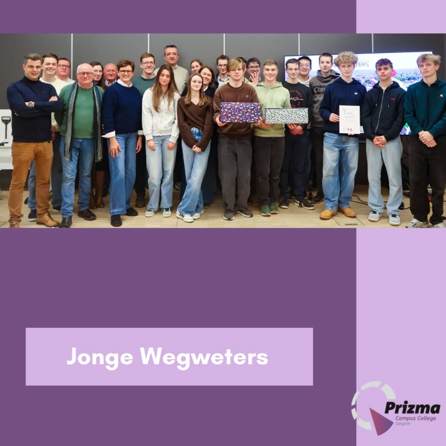 Dinsdag 20 januari deden enkele leerlingen van onze school voorstellen aan het gemeentebestuur van Izegem om de verkeersveiligheid rond scholen en andere locaties waar onze leerlingen zich vaak in het verkeer begeven, te verhogen.
Dit deden ze na een vrijwillig, naschools traject => het JongeWegweters project (Ontdek het Jonge Wegweters traject: https://jongewegweters.be).
Binnenkort ook een artikel daarover in Izine.
In mei 2026 wordt opnieuw een bijeenkomst georganiseerd waar het gemeentebestuur mogelijke aanpassingen rond de besproken locaties zal aftoetsen/voorstellen. We zijn benieuwd!
Bedankt aan onze 11 deelnemende leerlingen!!!