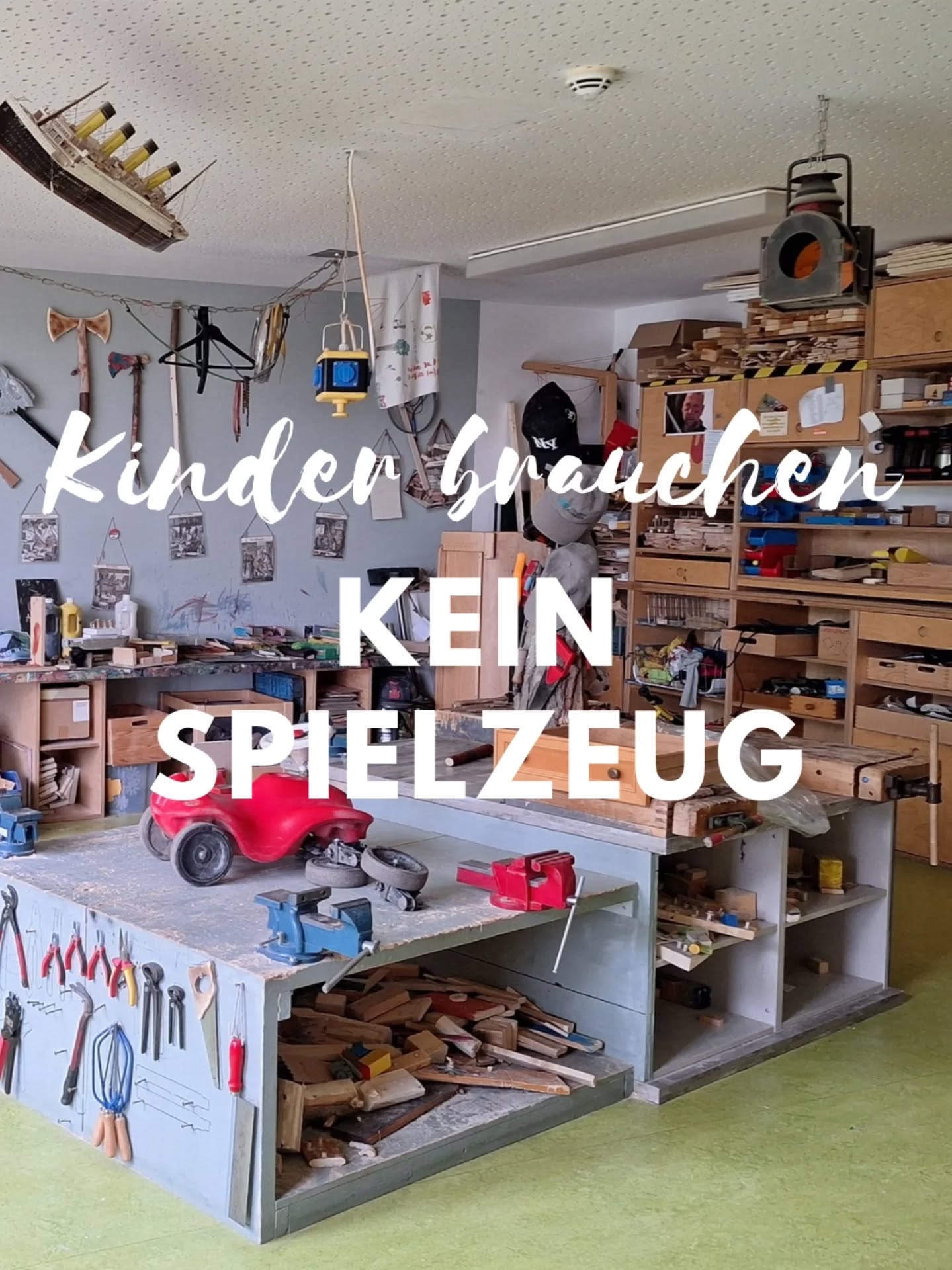 Kinder interessieren sich häufig für echte Werkzeuge, hochwertige Materialien, Dinge mit denen sie die Erwachsenen beobachten… Kennst du diese Beobachtung aus deiner Praxis?
Warum ist das so und was bedeutet das für die Arbeit in der Kita?
Eine Antwort könnte in der Werkstattpädagogik liegen.
Was ist das?
Die Werkstattpädagogik wandelt Kitas in Orte des Forschens um. In Orte, die Kinder anregen, eigene Erfahrungen zu machen und in denen sie aktiv und selbstbestimmt die Welt entdecken und gestalten können.
Der Begriff Werkstatt-Kita beschreibt sowohl einen Raum als auch eine Haltung von Erwachsenen. Kinder brauchen für ihre Lernprozesse einen Ort wie eine Werkstatt, an dem sie selbstwirksam tätig sein können, handlungsorientiert lernen und Vertrauen in sich und ihre Fähigkeiten spüren.
Dazu braucht es kindorientierte pädagogische Fachkräfte, die Experten für Beziehungsqualität sind und Kinder als Lernbegleiter in ihrem individuellen Bildungsprozess verstehen und unterstützen.
Kennst du eine Werkstatt-Kita oder arbeitest du mit Kindern in Werkstätten? Erzähle gerne von deinen Erfahrungen!
#werkstattpädagogik
#offenearbeit
#pädagogik
#kita
#erzieherausbildung